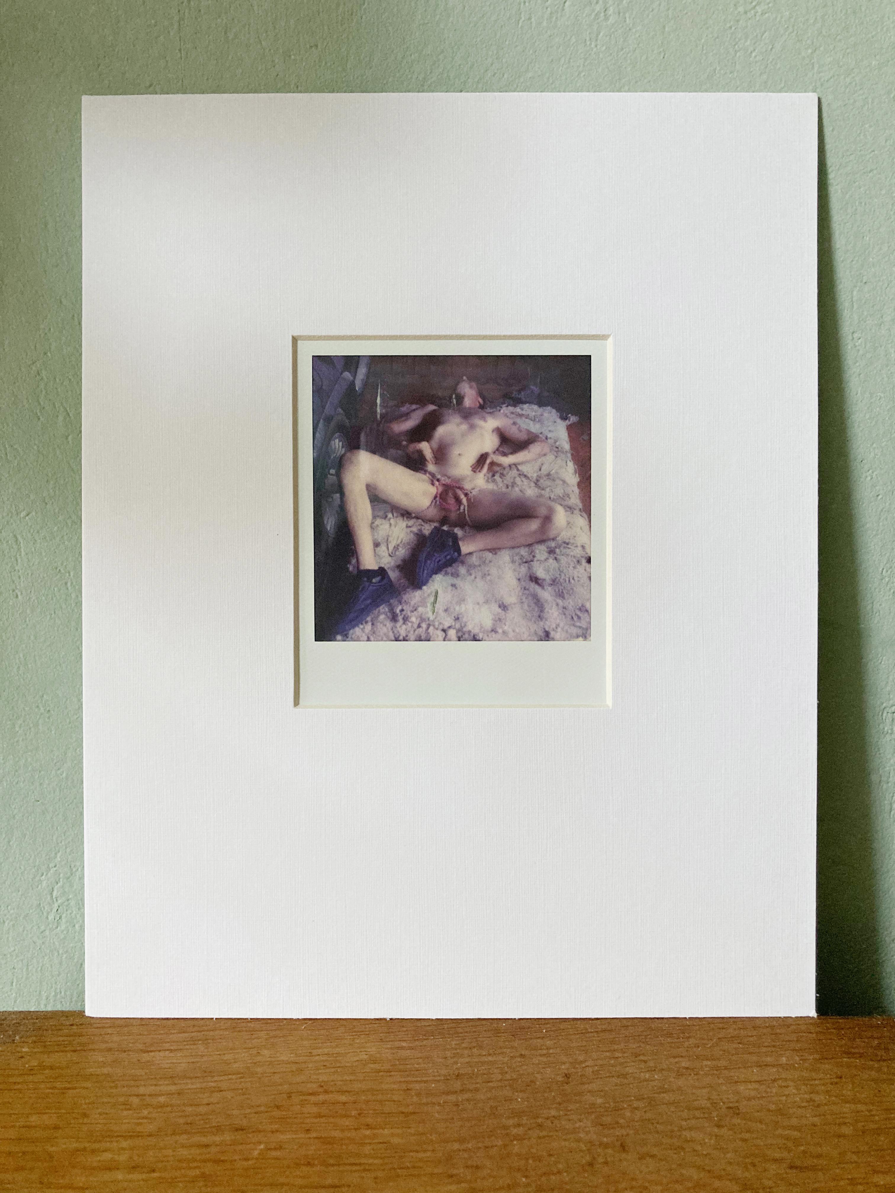 Voglio essere sedato da Le folli avventure di David - Polaroid - Pezzo unico - Photograph Contemporaneo di Kirsten Thys van den Audenaerde