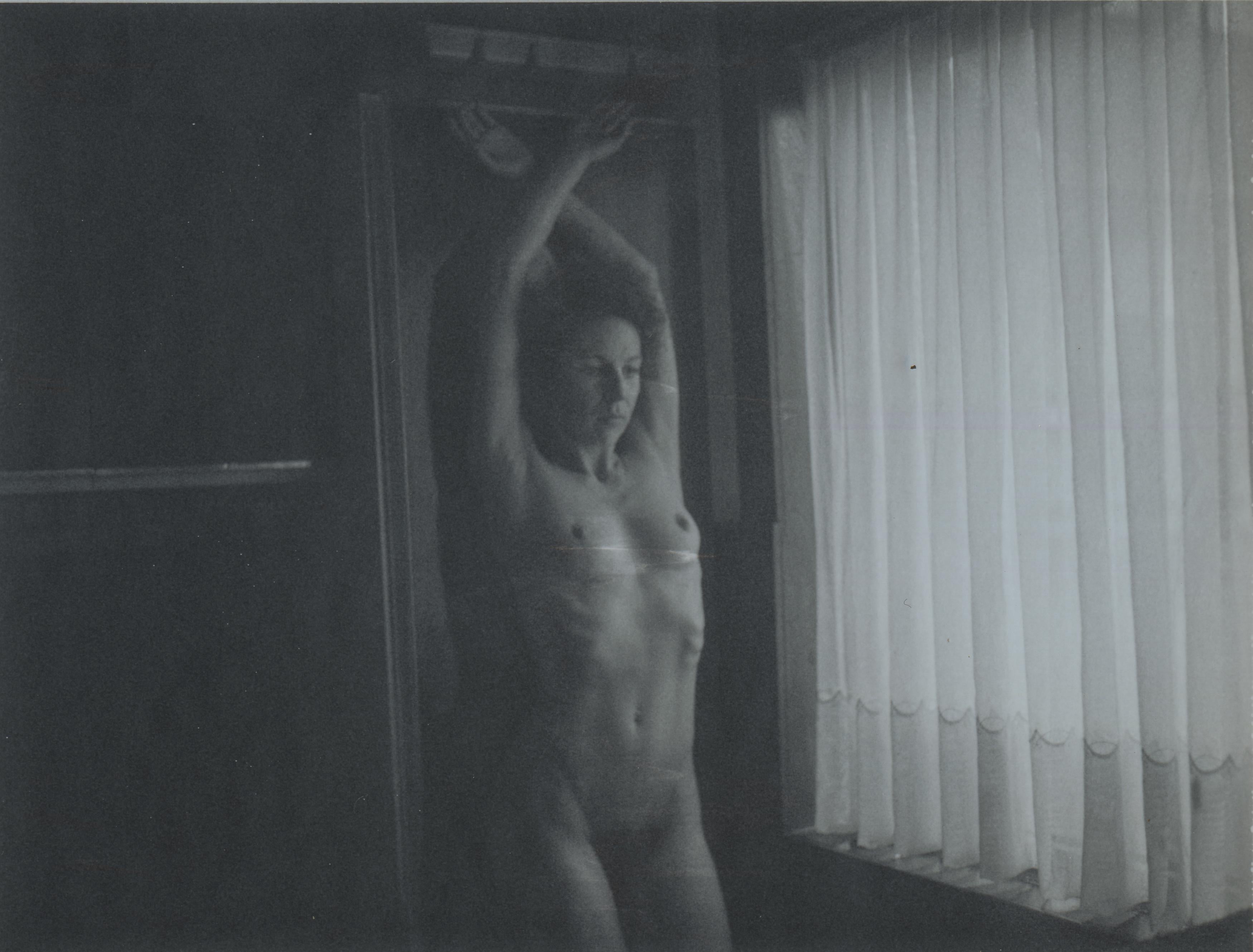 Kirsten Thys van den Audenaerde Black and White Photograph – Landslide - Zeitgenössisch, Nackt, Frauen, Polaroid, 21. Jahrhundert