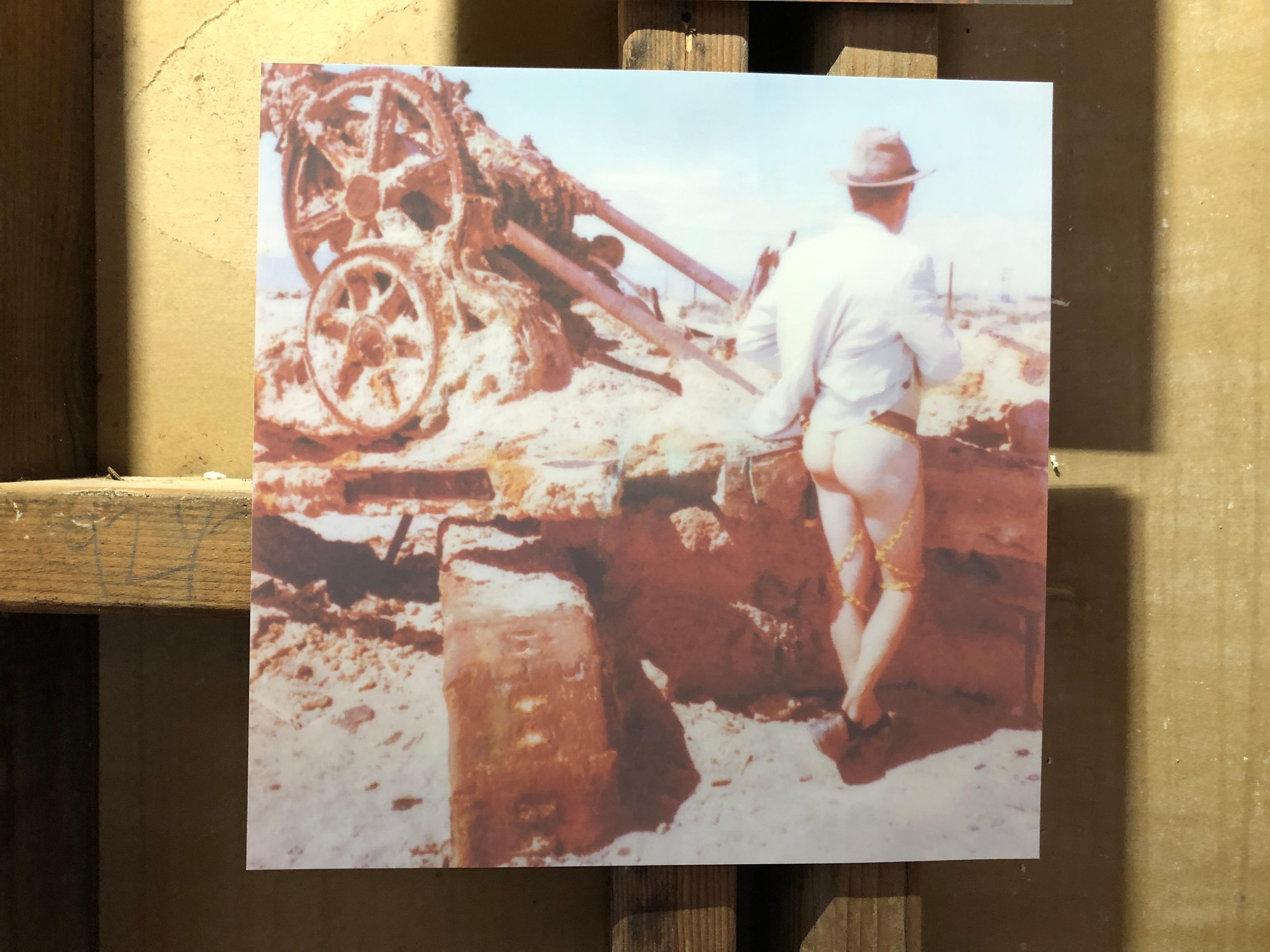 Last man standing - Zeitgenössisch, Nackt, Männer, Polaroid, 21. Jahrhundert (Grau), Nude Photograph, von Kirsten Thys van den Audenaerde