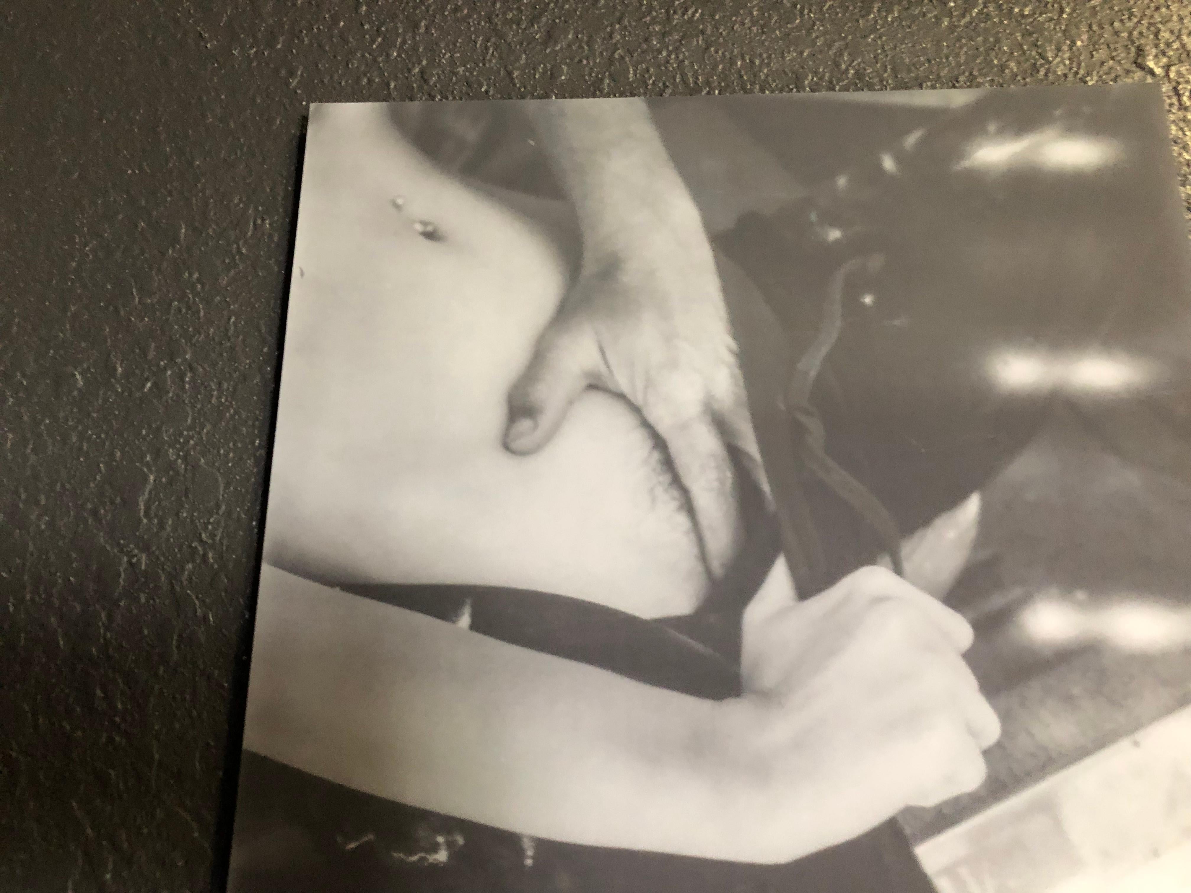 'Lava' Teil der Serie 'Hands Down' - 2019, 

20x20cm, 
Auflage: 7 Exemplare plus 2 Probedrucke. 
Archivalischer C-Print nach dem Original-Polaroid. 
Unterschriftenlabel mit Zertifikat. 
Künstlerinventar PL2019-502. 
Nicht montiert. 

Dieses Werk ist