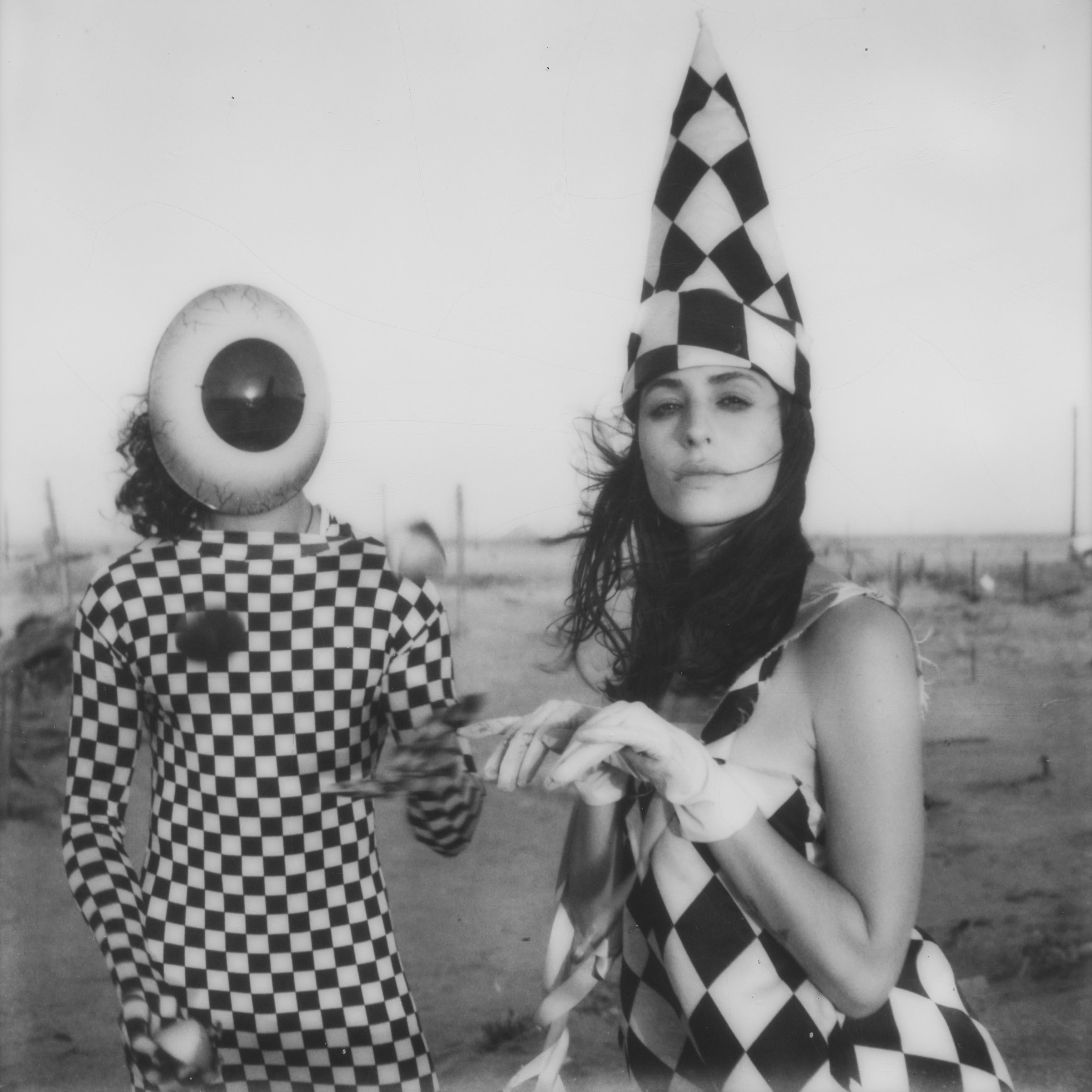 Kirsten Thys van den Audenaerde Black and White Photograph – (Life is a) Juggling act - Contemporary, Polaroid, Frauen, 21. Jahrhundert