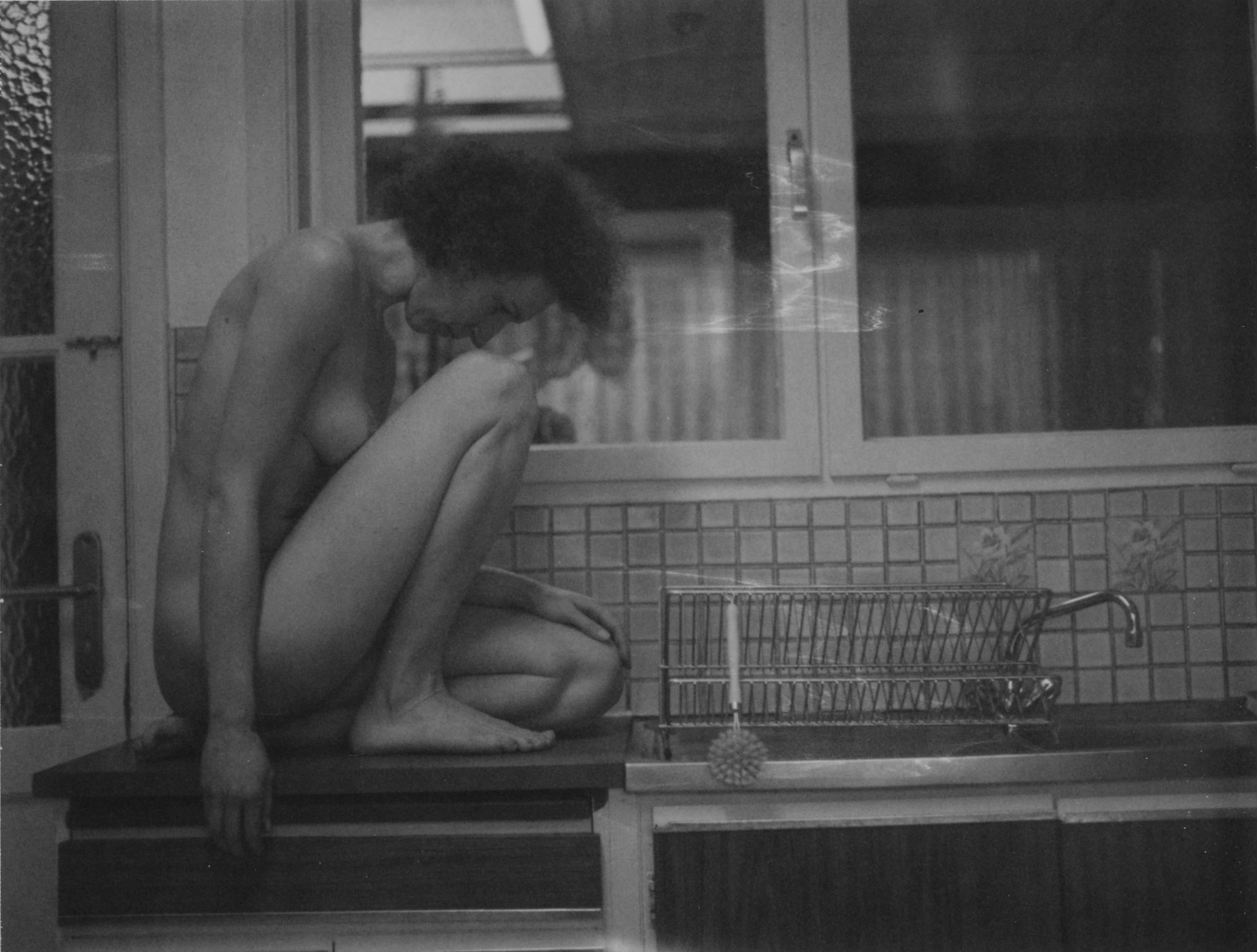 Black and White Photograph Kirsten Thys van den Audenaerde - Se perdre - Contemporain, Nu, Femmes, Polaroïd, 21ème siècle