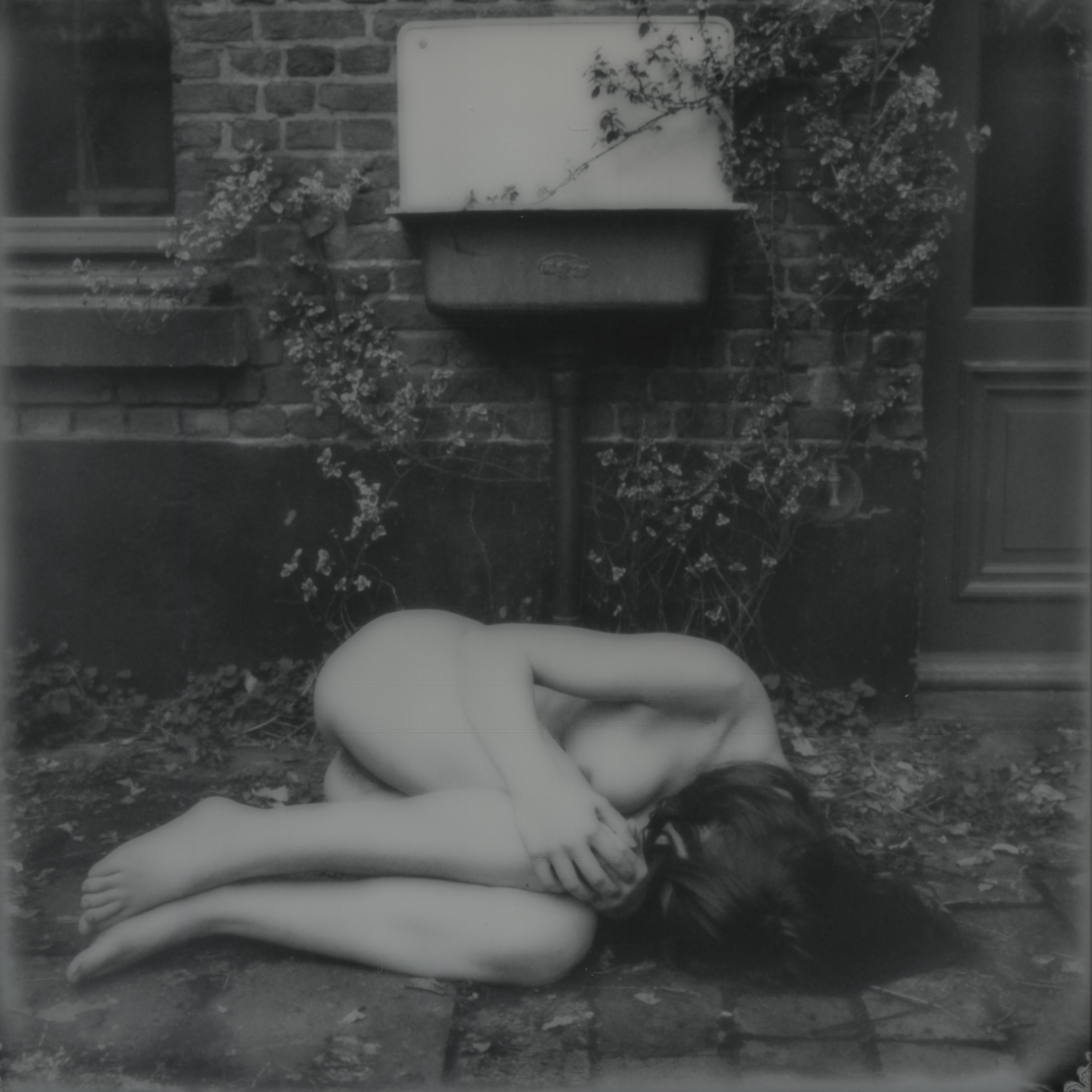 Black and White Photograph Kirsten Thys van den Audenaerde - Masterplan - Contemporain, Nu, Femmes, Polaroid, XXIe siècle