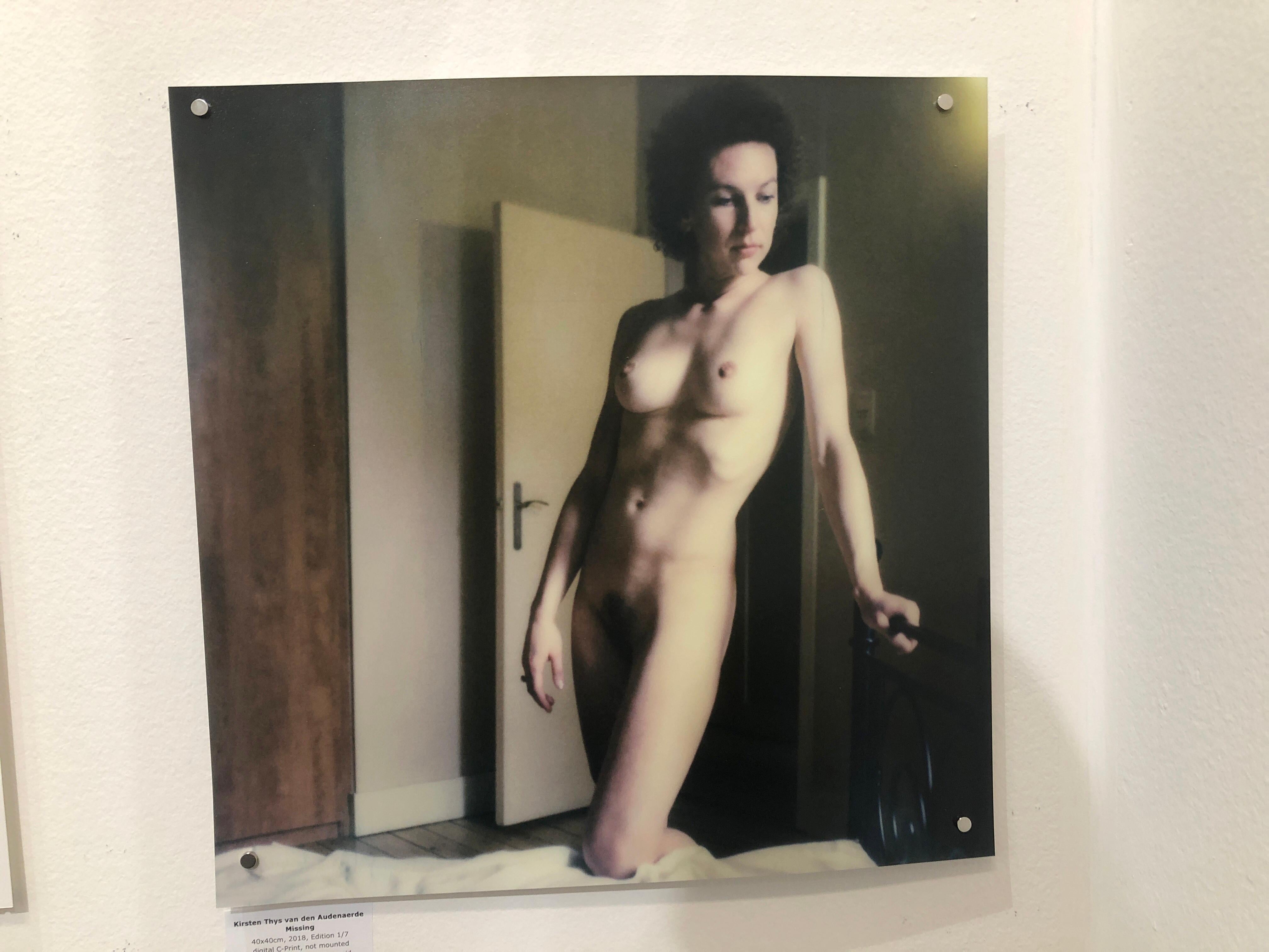 Missing, 40x40cm, 21e siècle, Polaroid, nu, femmes - Contemporain Photograph par Kirsten Thys van den Audenaerde