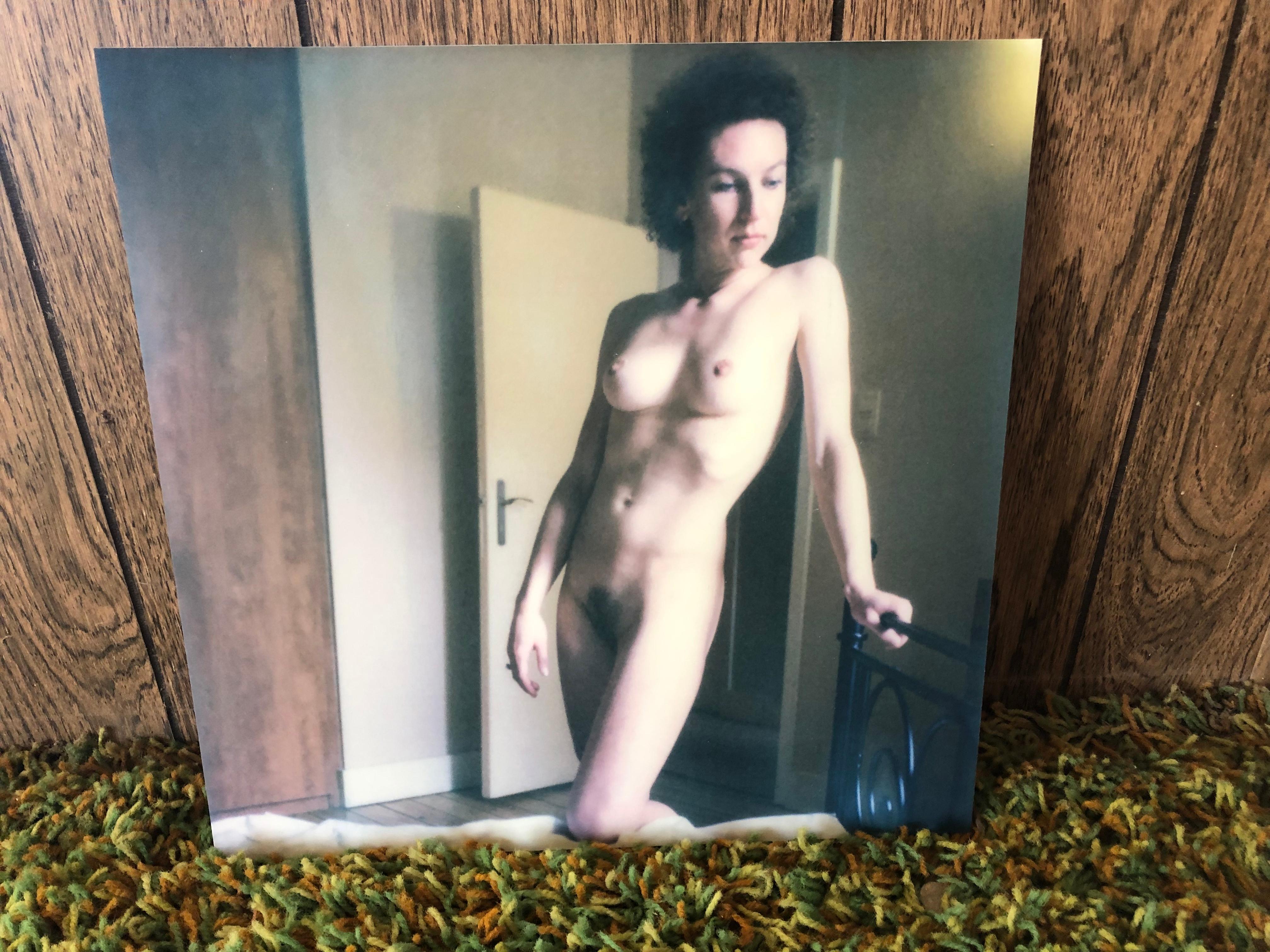 Missing, 50x50cm, 21. Jahrhundert, Polaroid, Aktfotografie im Angebot 1