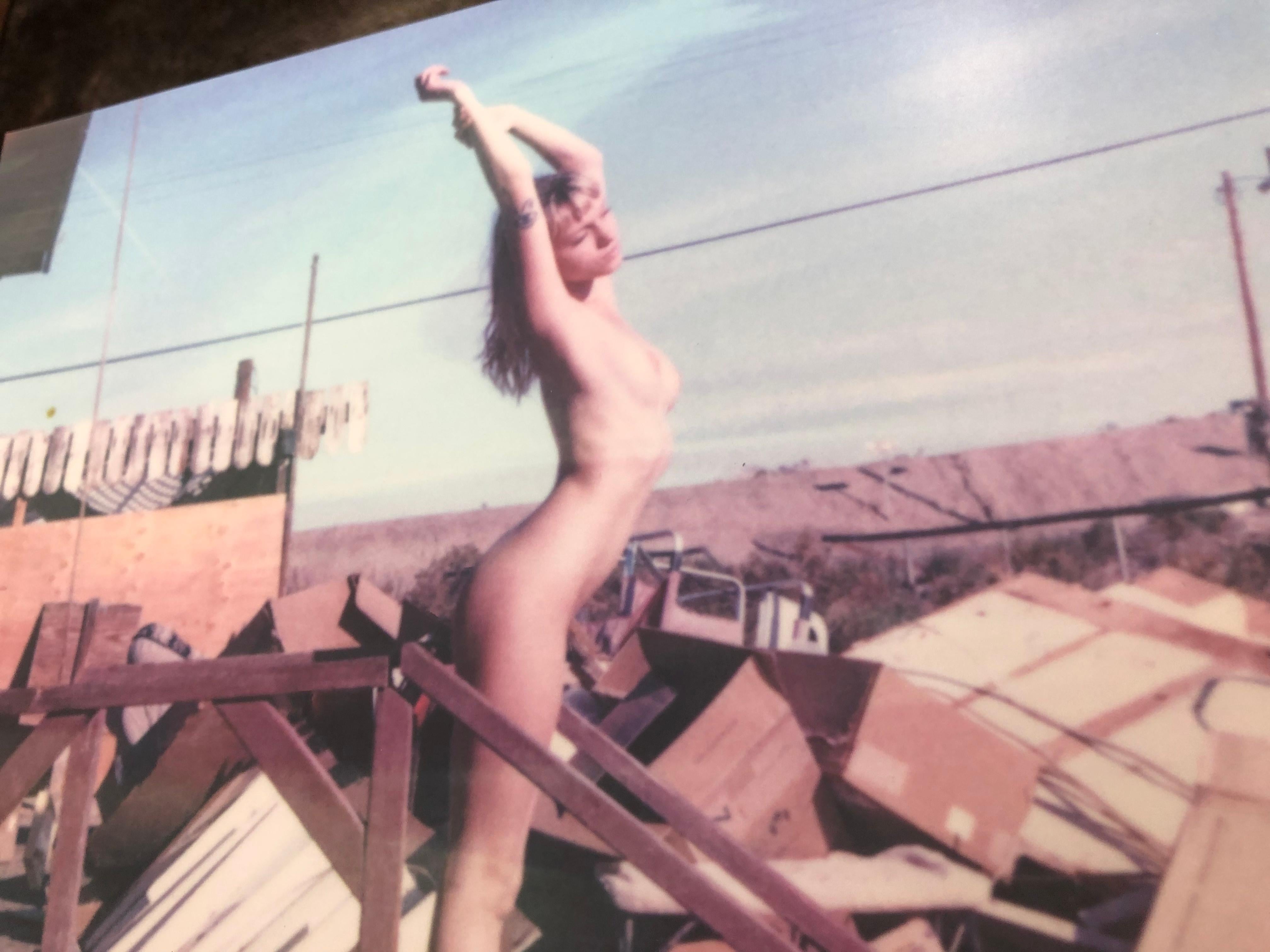 Bonjour. Midi. Night' fait partie de la série 'A girl called N.' 2019, 19x25cm, Edition 1/7 plus 2 Artist Proofs, digital C-Print based on a Polaroid, not mounted. Signé au dos et avec certificat. Inventaire des artistes PL2019-566.

Cette pièce