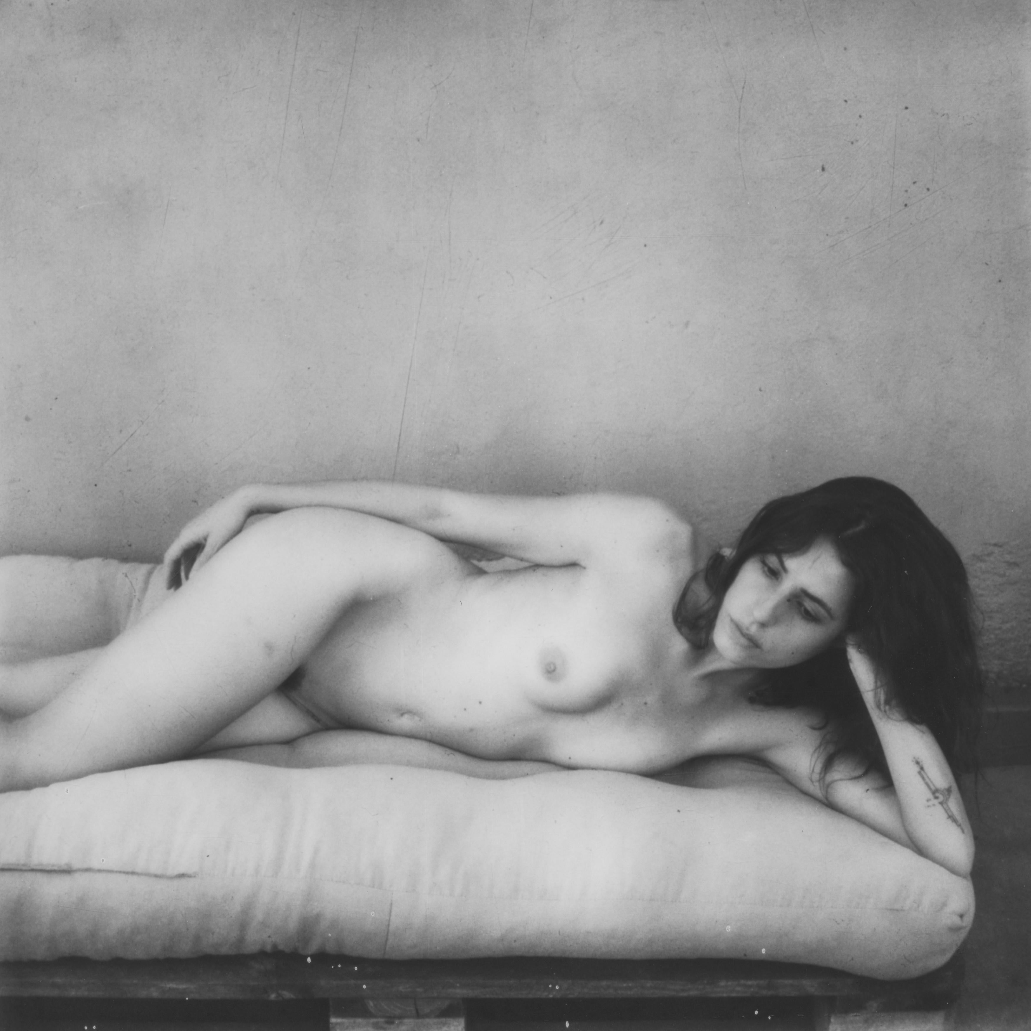 Kirsten Thys van den Audenaerde Nude Photograph – Musing – Zeitgenössisch, Frauen, Polaroid, 21. Jahrhundert, Akt