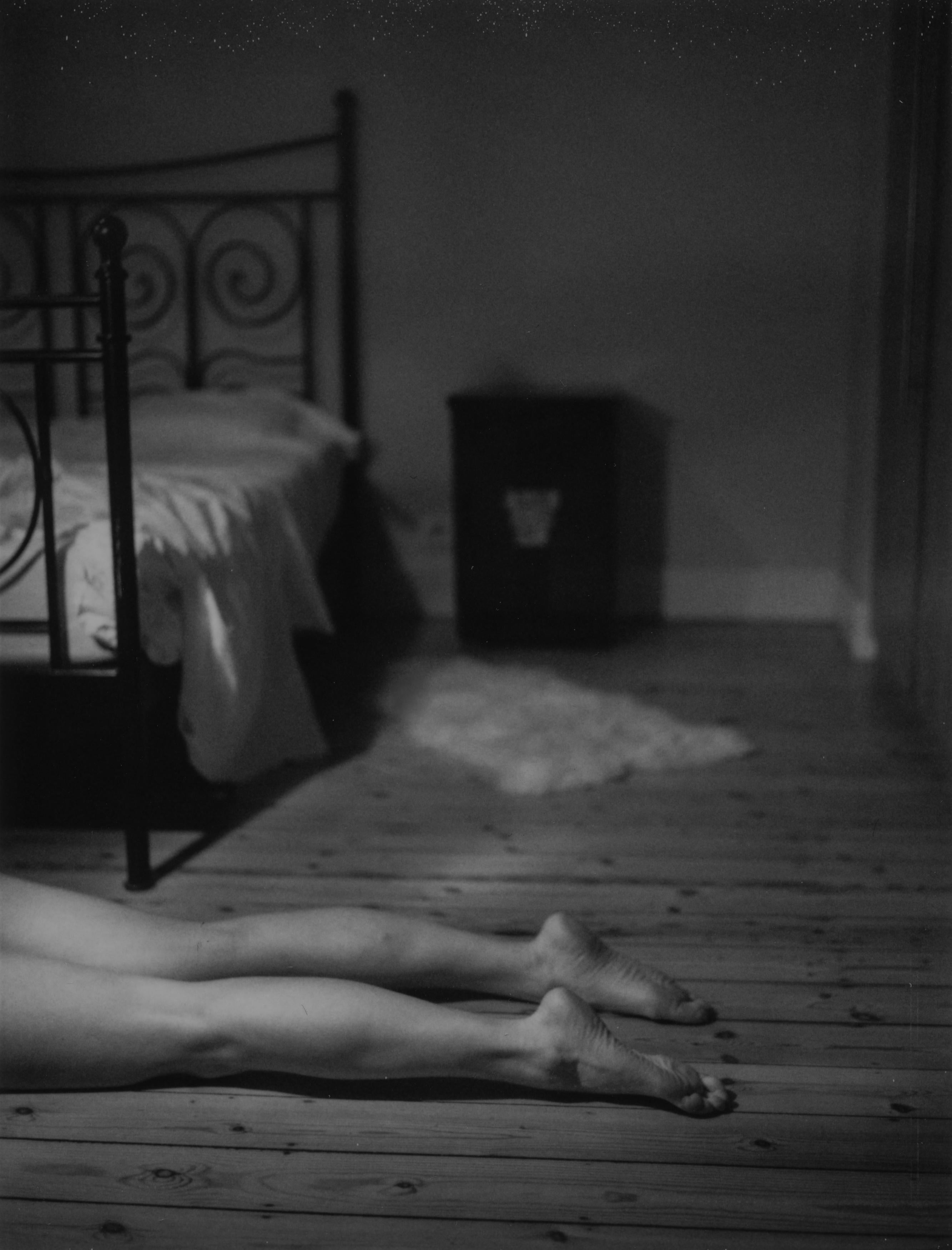 Black and White Photograph di Kirsten Thys van den Audenaerde - Nessun posto come casa - 21° secolo, Polaroid, Nudo, Fotografia, Donne