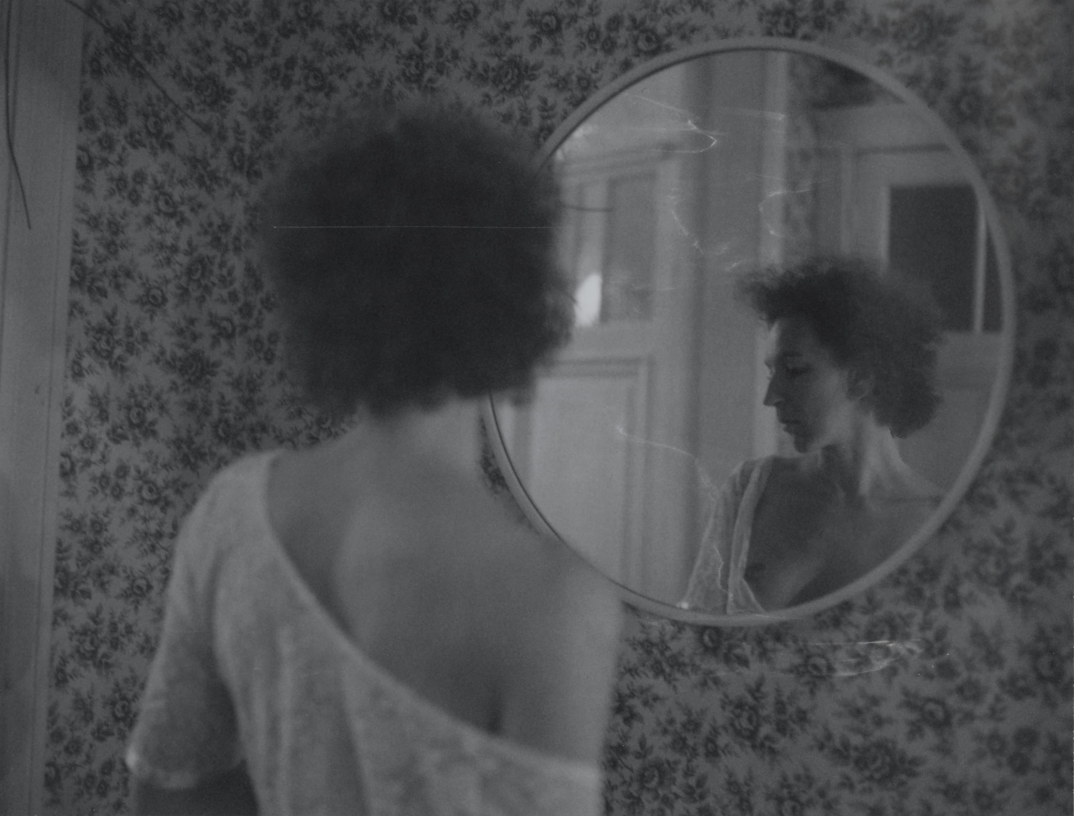 Kirsten Thys van den Audenaerde Black and White Photograph – Pain – Zeitgenössisch, Nackt, Frauen, Polaroid, 21. Jahrhundert