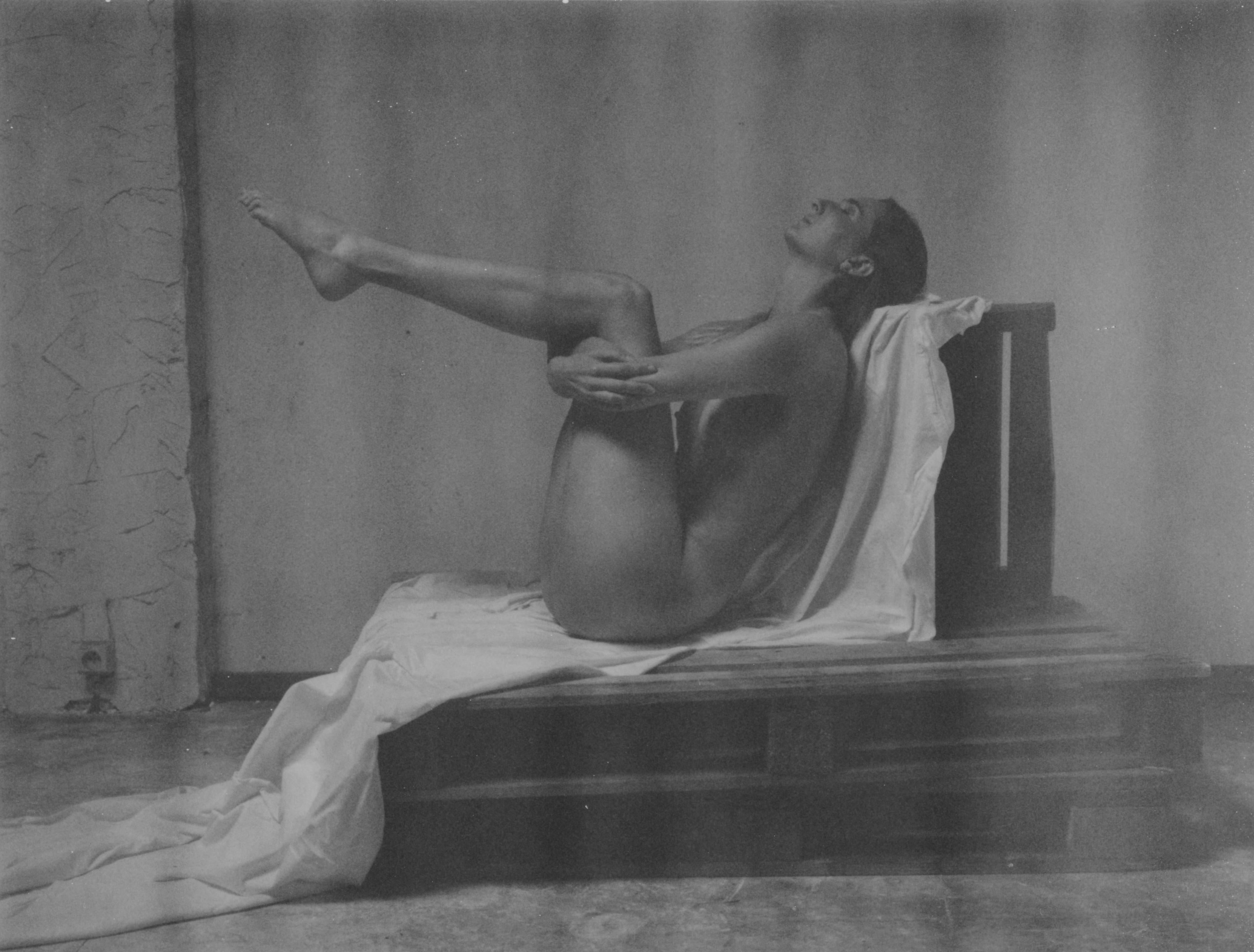 Kirsten Thys van den Audenaerde Black and White Photograph – Pause - Zeitgenössisch, Polaroid, Schwarz-Weiß, Frauen, 21. Jahrhundert, Nude