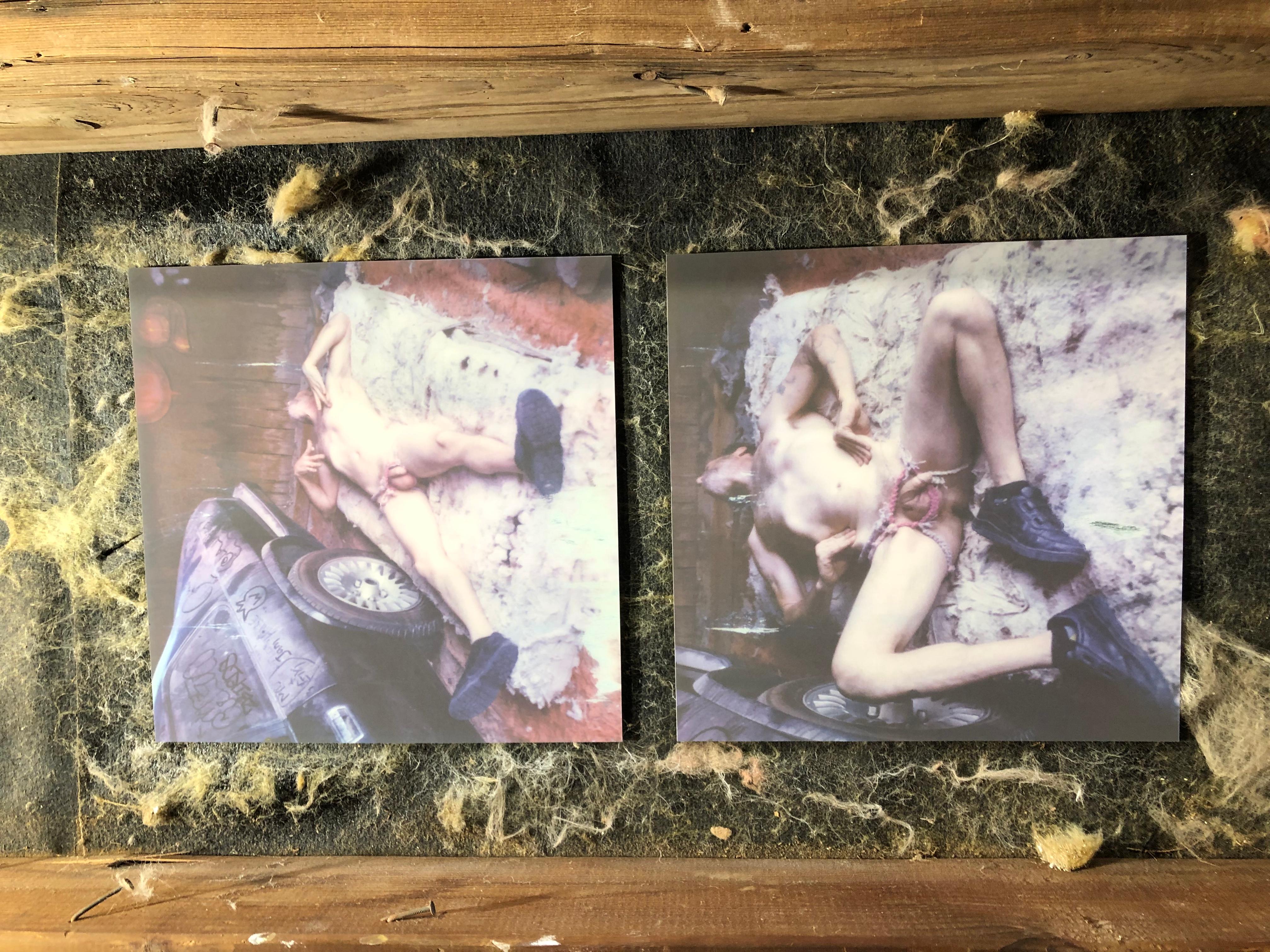 Pins und Nadeln – Zeitgenössisch, Nackt, Männer, Polaroid, 21. Jahrhundert – Photograph von Kirsten Thys van den Audenaerde