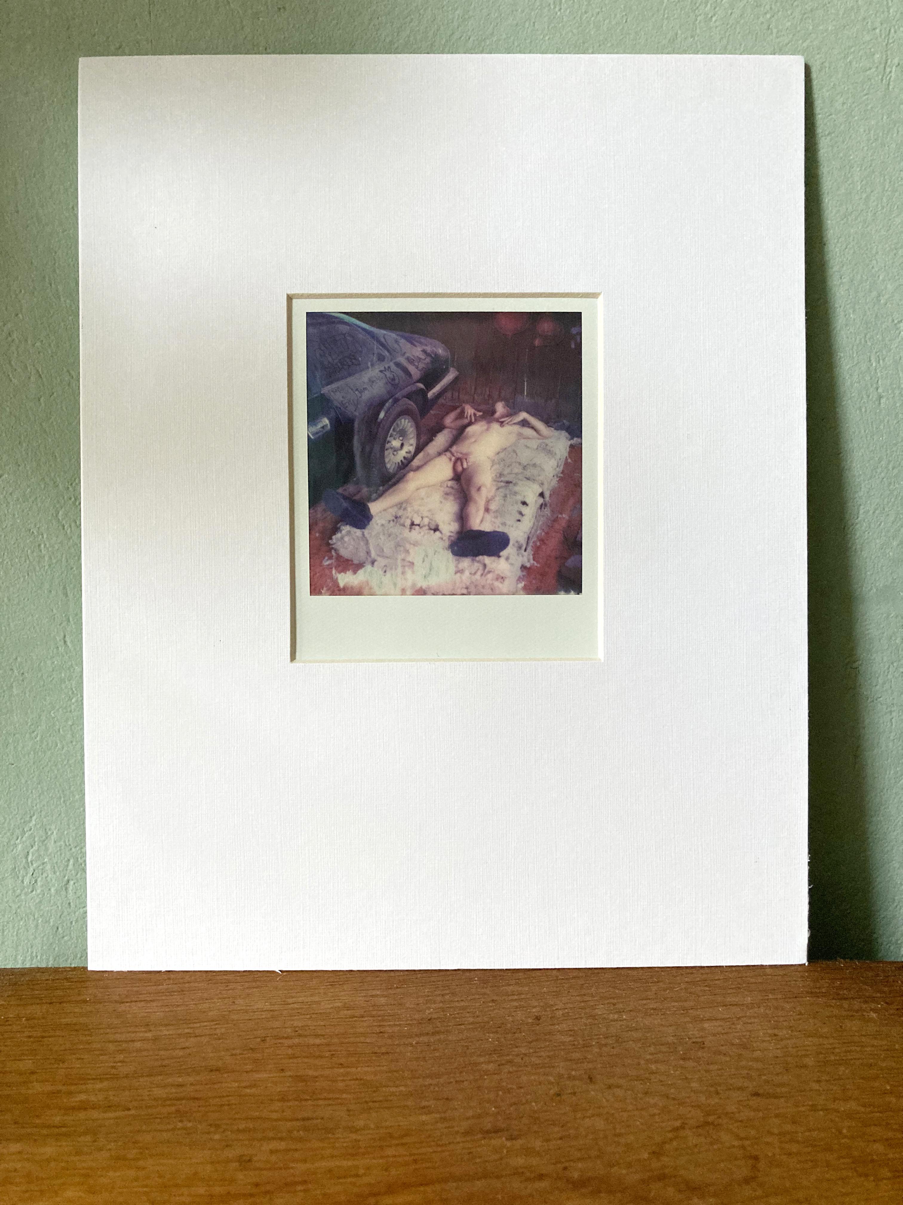 Anstecknadeln und Nadelspitze – Polaroid – Einzigartig – Photograph von Kirsten Thys van den Audenaerde