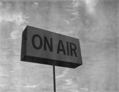 Radio Stille - Zeitgenössisch, Polaroid, Bombay Beach, Landschaft