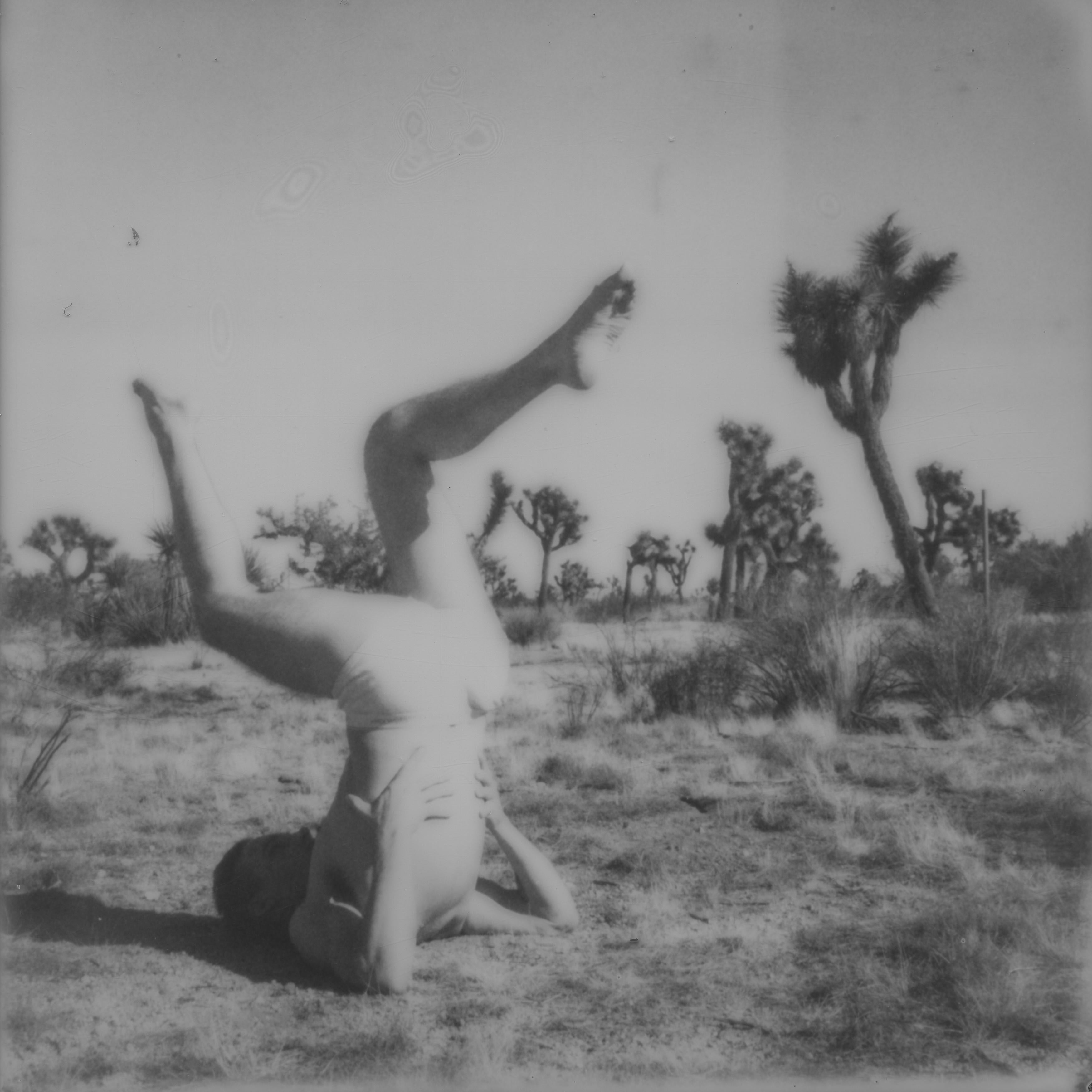 Kirsten Thys van den Audenaerde Black and White Photograph – Rain Dance - Zeitgenössischer, Polaroid, Nackt, 21. Jahrhundert, Joshua Tree