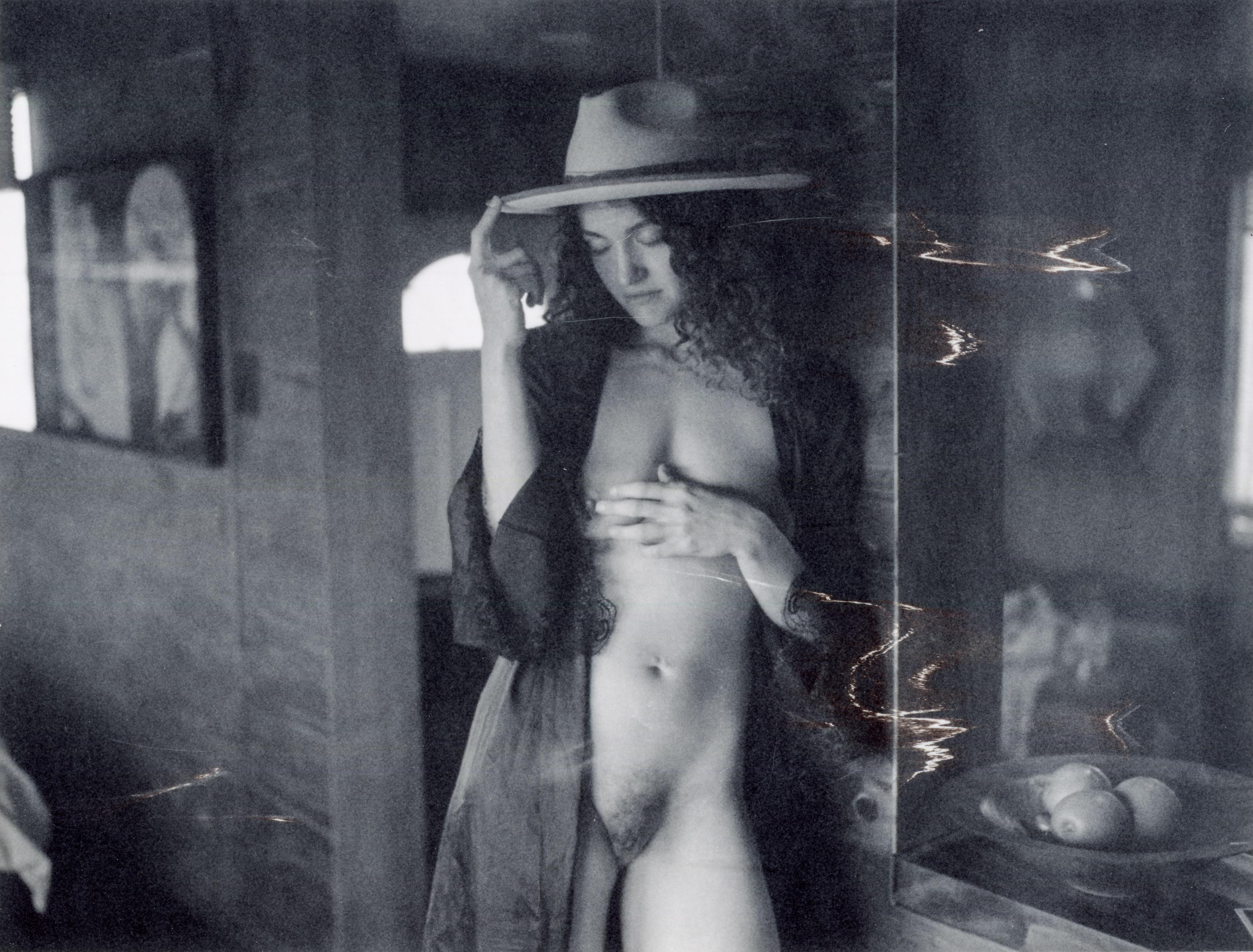 Kirsten Thys van den Audenaerde Black and White Photograph – Rattle my Heart - Contemporary, Akt, Frauen, Polaroid, 21. Jahrhundert