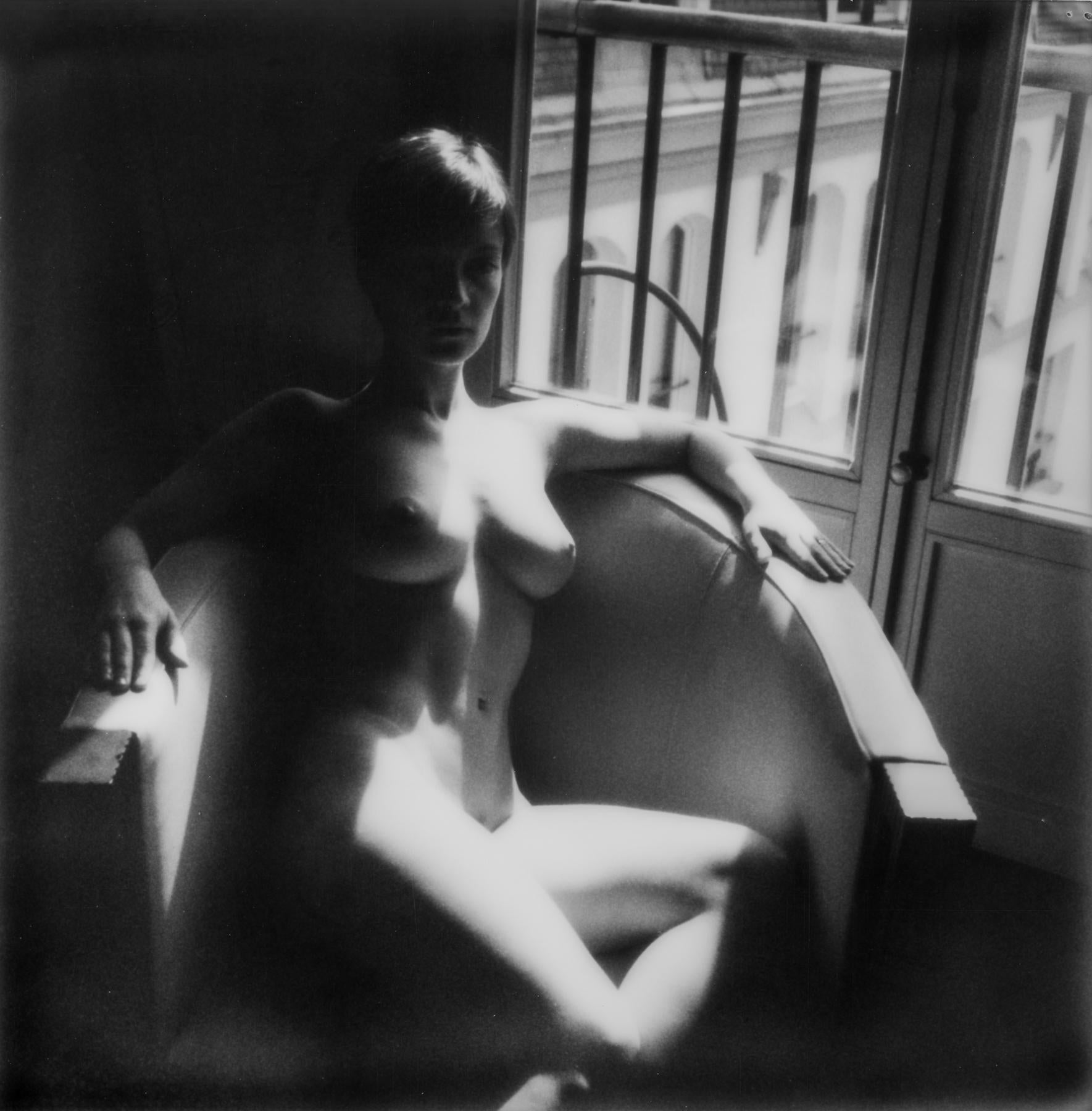 Kirsten Thys van den Audenaerde Black and White Photograph – Reveal - 50x50cm, Zeitgenössisch, Frau, figürlich, nackt, Polaroid, Fotografie