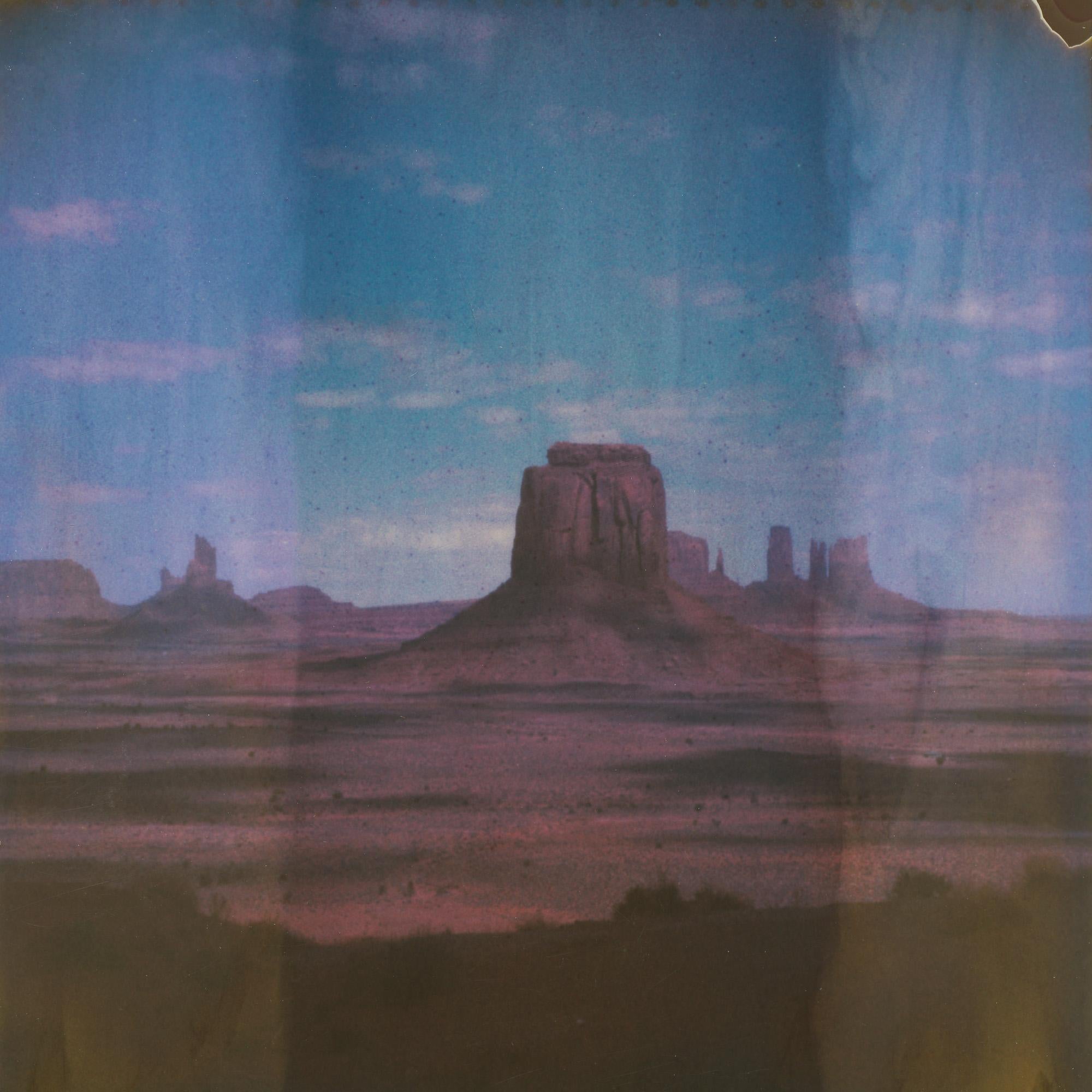 Sacré (50x50cm) - 21e siècle, Polaroid, paysage, couleur, contemporain