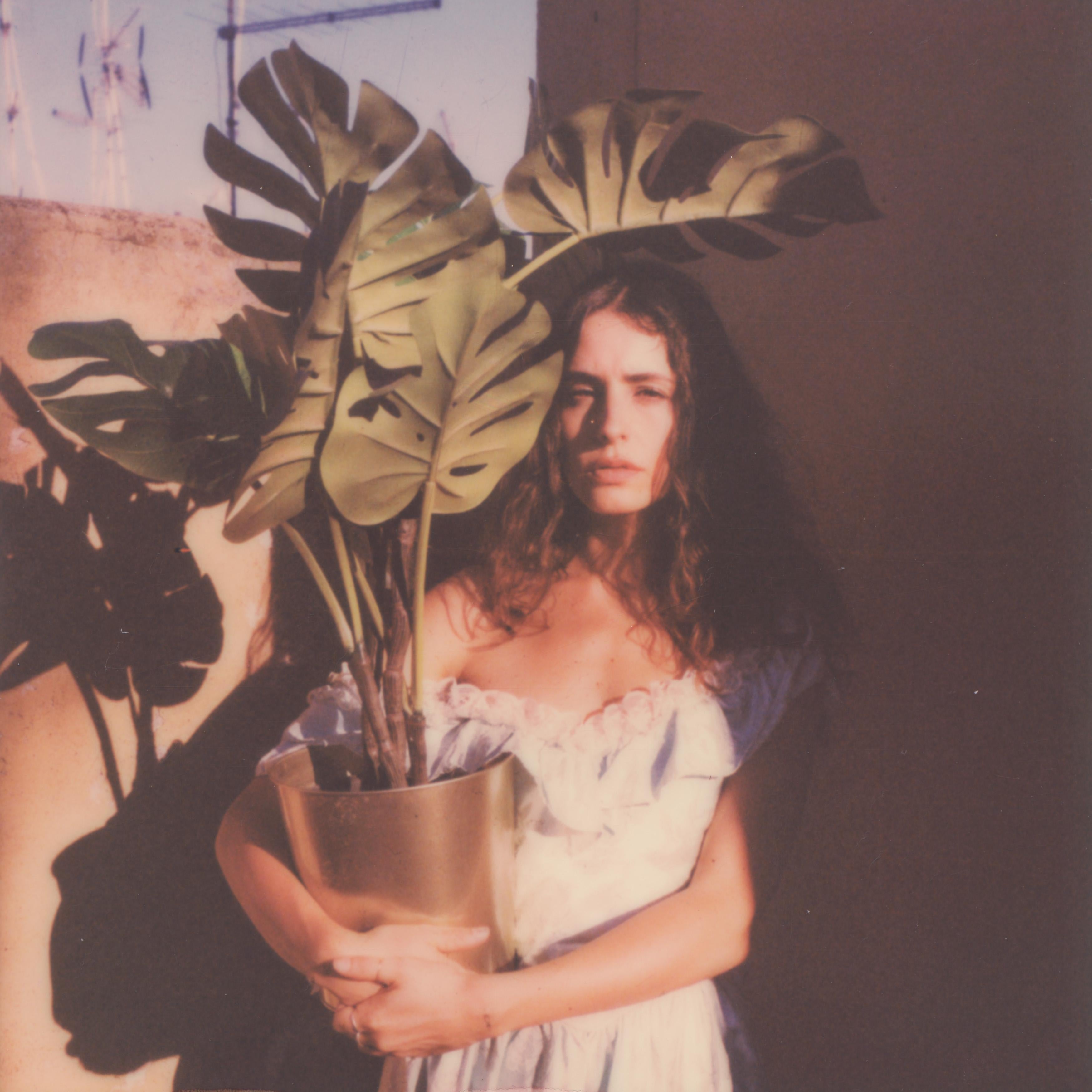 Kirsten Thys van den Audenaerde Portrait Photograph – Sanctuary – Zeitgenössisch, Frauen, Polaroid, 21. Jahrhundert, Farbe
