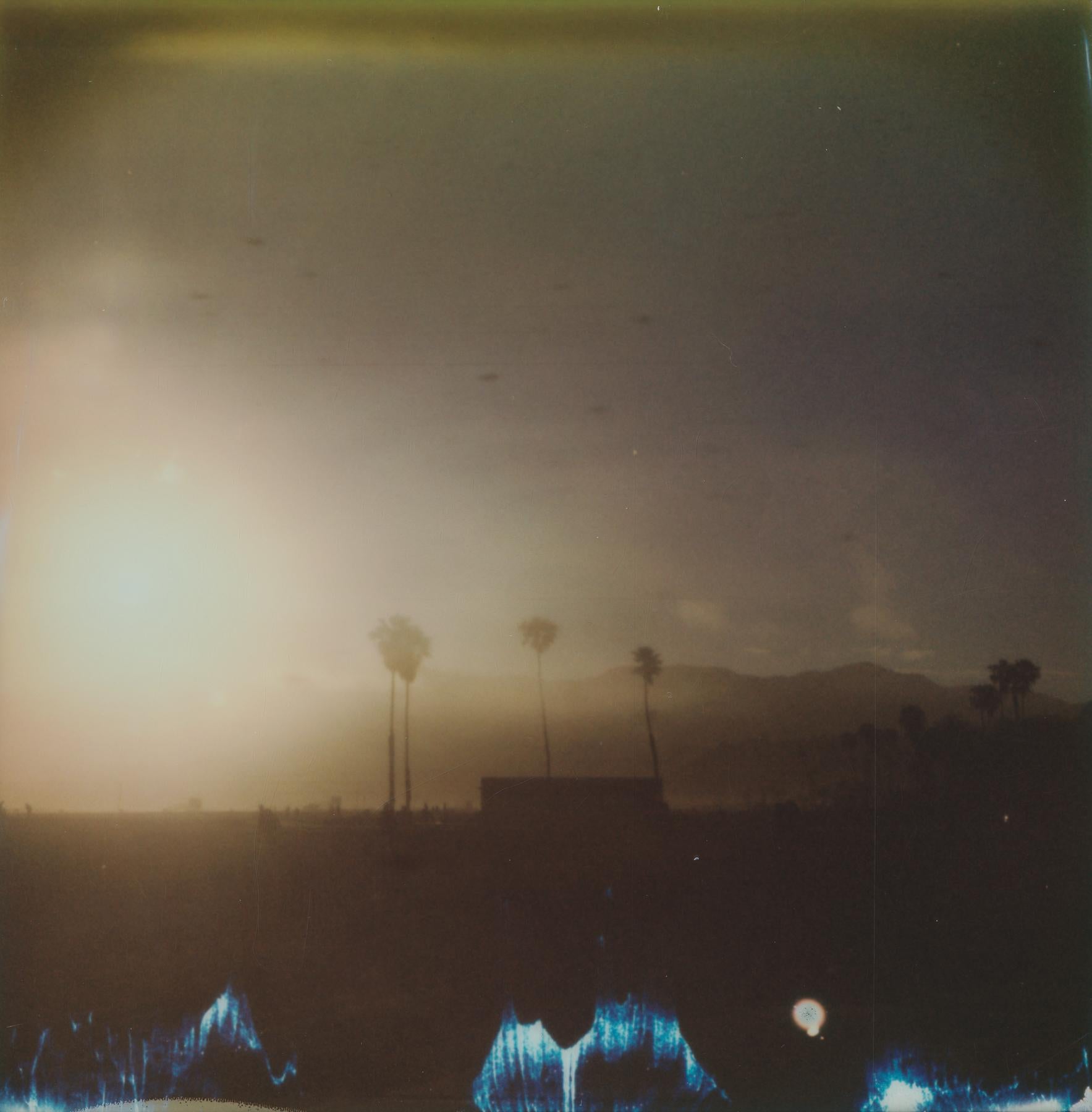 Color Photograph de Kirsten Thys van den Audenaerde - Santa Monica - Siglo 21, Mujeres, Contemporáneo, Polaroid, Paisaje