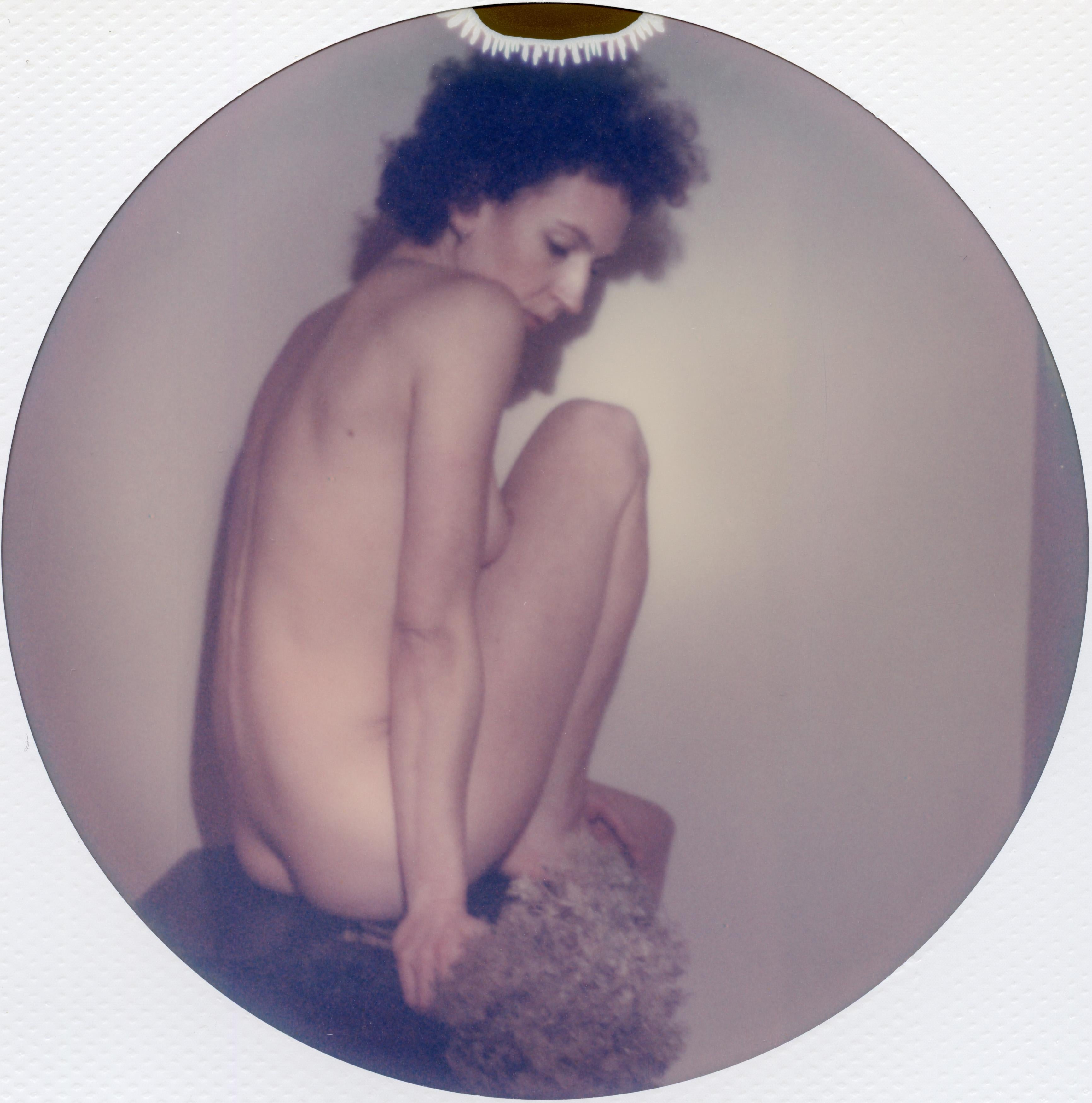 Portrait Photograph di Kirsten Thys van den Audenaerde - Di' il mio nome - Contemporaneo, Ritratto, Donne, Polaroid, 21° secolo, Nudo