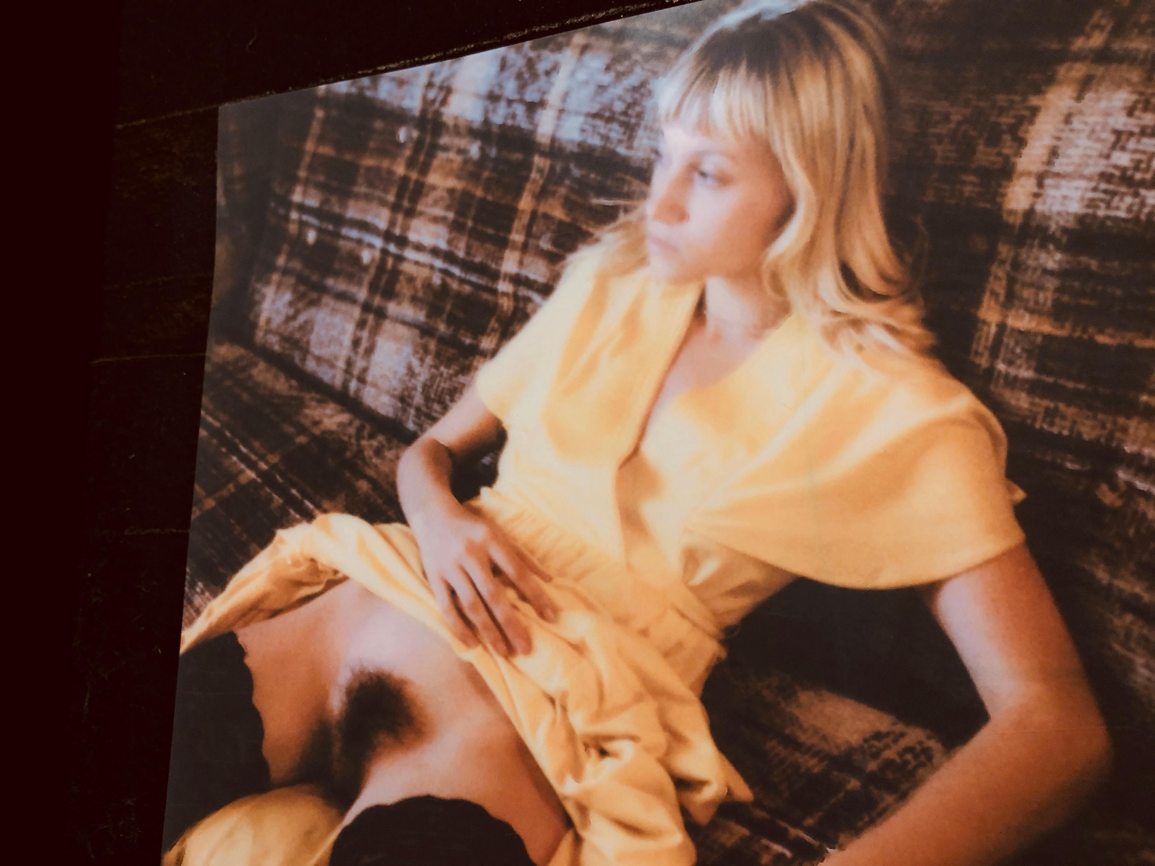 Sie – Zeitgenössisch, Akt, Frauen, Polaroid, 21. Jahrhundert, Farbe (Grau), Color Photograph, von Kirsten Thys van den Audenaerde