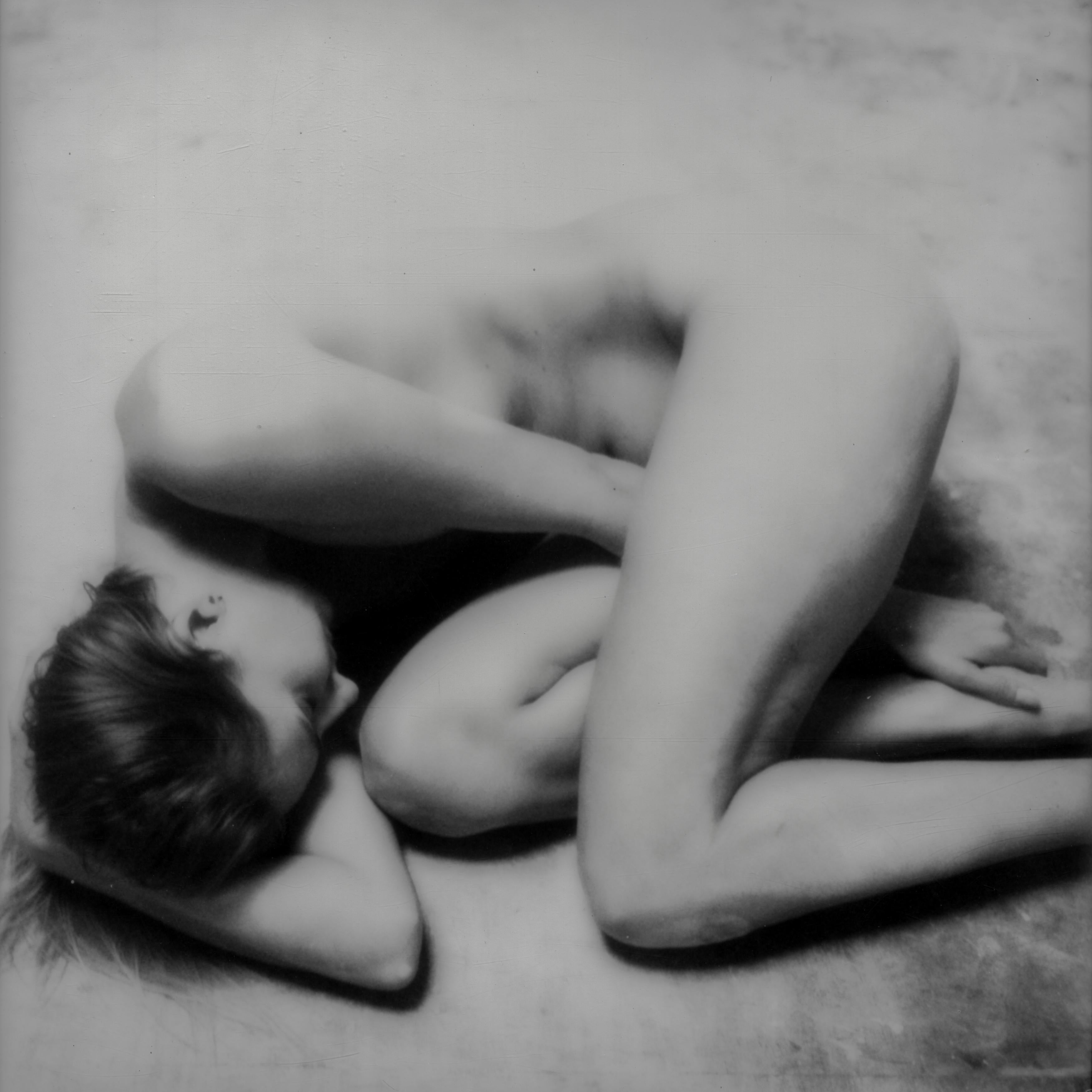 Shrink - Zeitgenössisch, Polaroid, Farbe, Frauen, 21. Jahrhundert