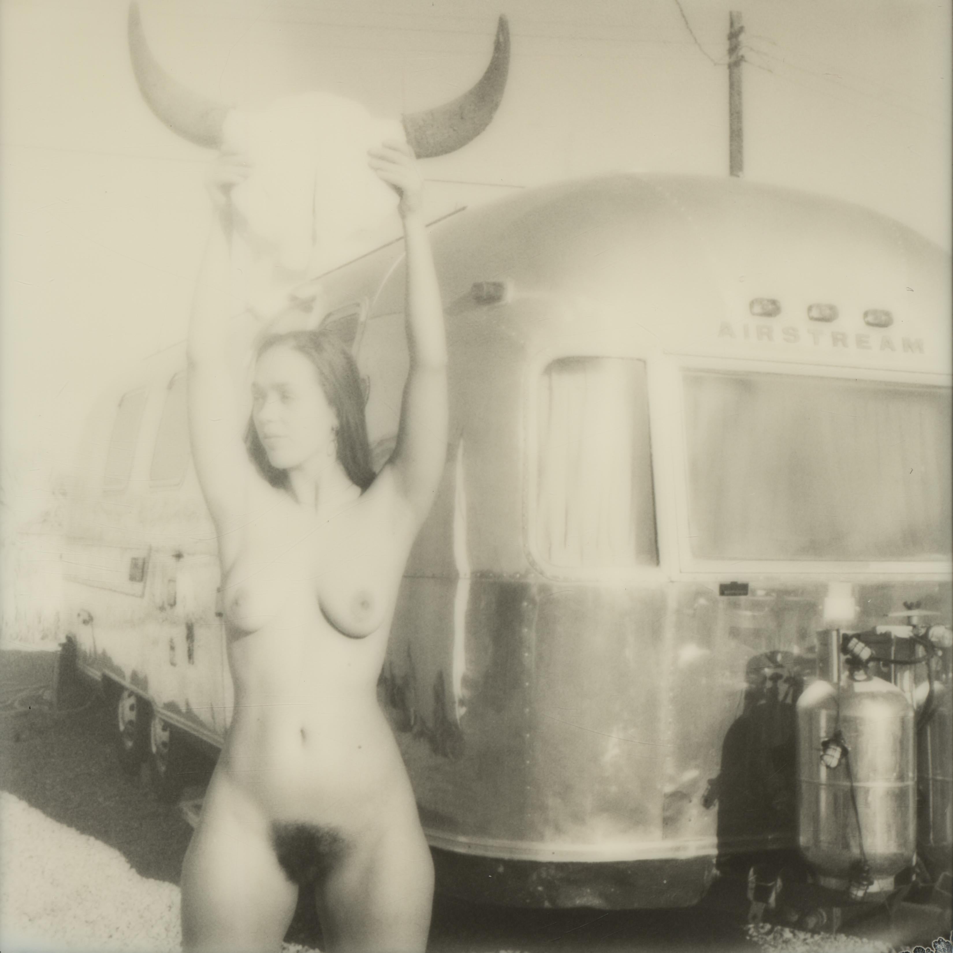 Kirsten Thys van den Audenaerde Nude Photograph – Sleeping with Ghosts (Bombay Beach) – Polaroid, Frauen