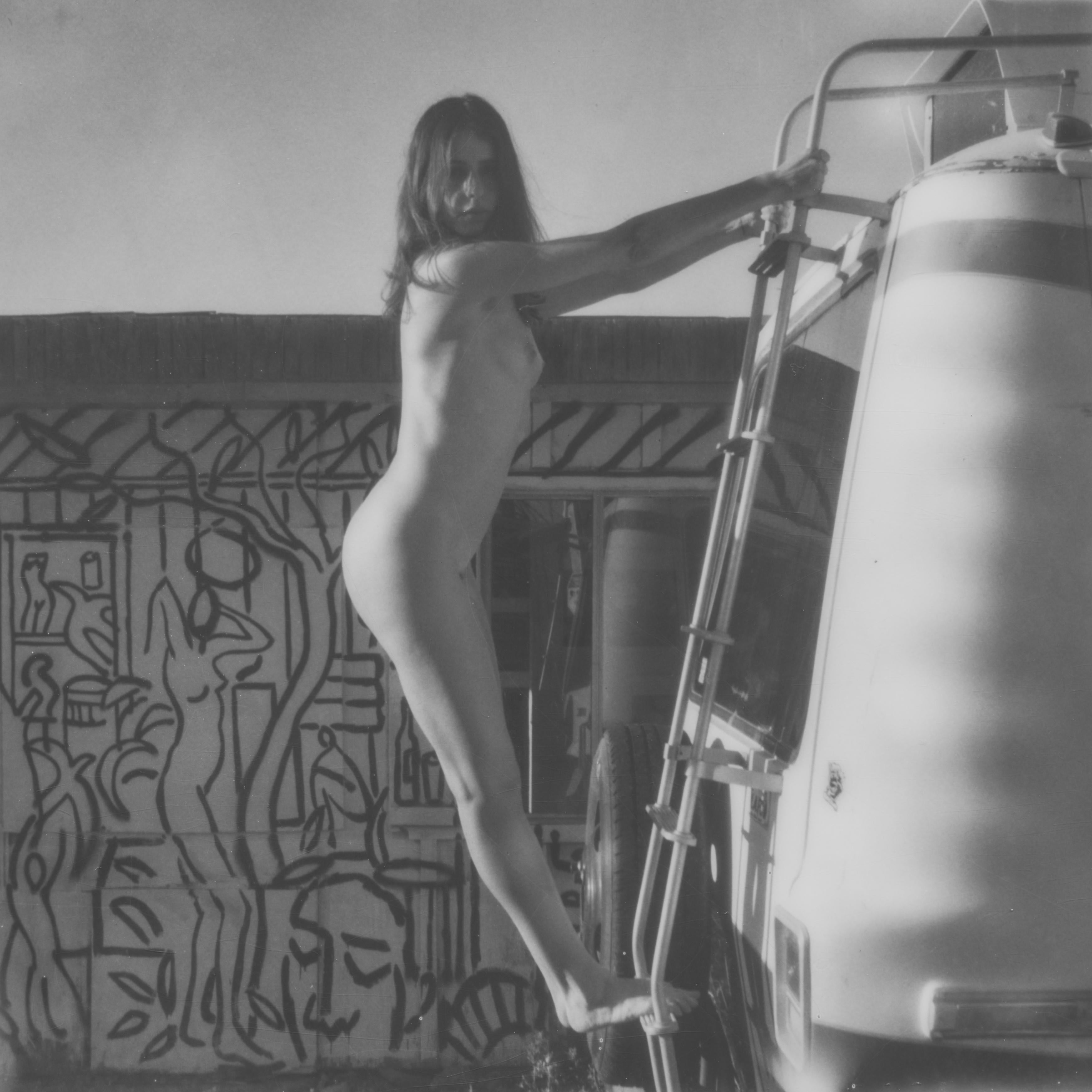 Nude Photograph di Kirsten Thys van den Audenaerde - Social Climber (Bombay all Day) - Contemporaneo, Polaroid, Donne, 21° secolo