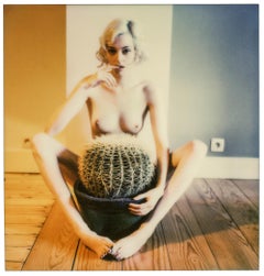 Spiked, 50x50cm - Contemporary, Akt, Frauen, Polaroid, 21. Jahrhundert