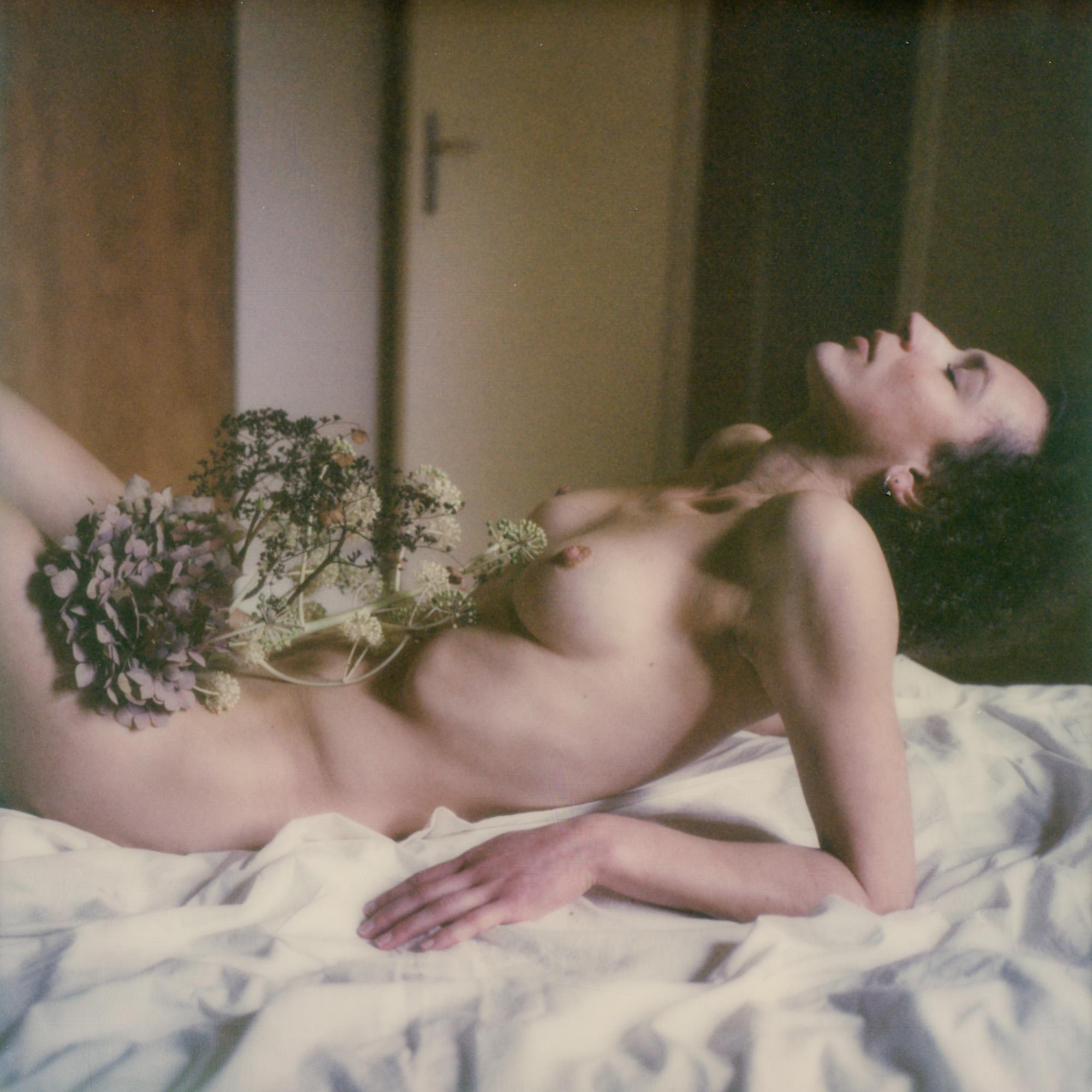 Nude Photograph Kirsten Thys van den Audenaerde - Nature morte, XXIe siècle, Polaroid, photographie de nus, contemporaine