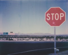 Stop (im Namen der Liebe) – Zeitgenössisch, Landschaft, Polaroid