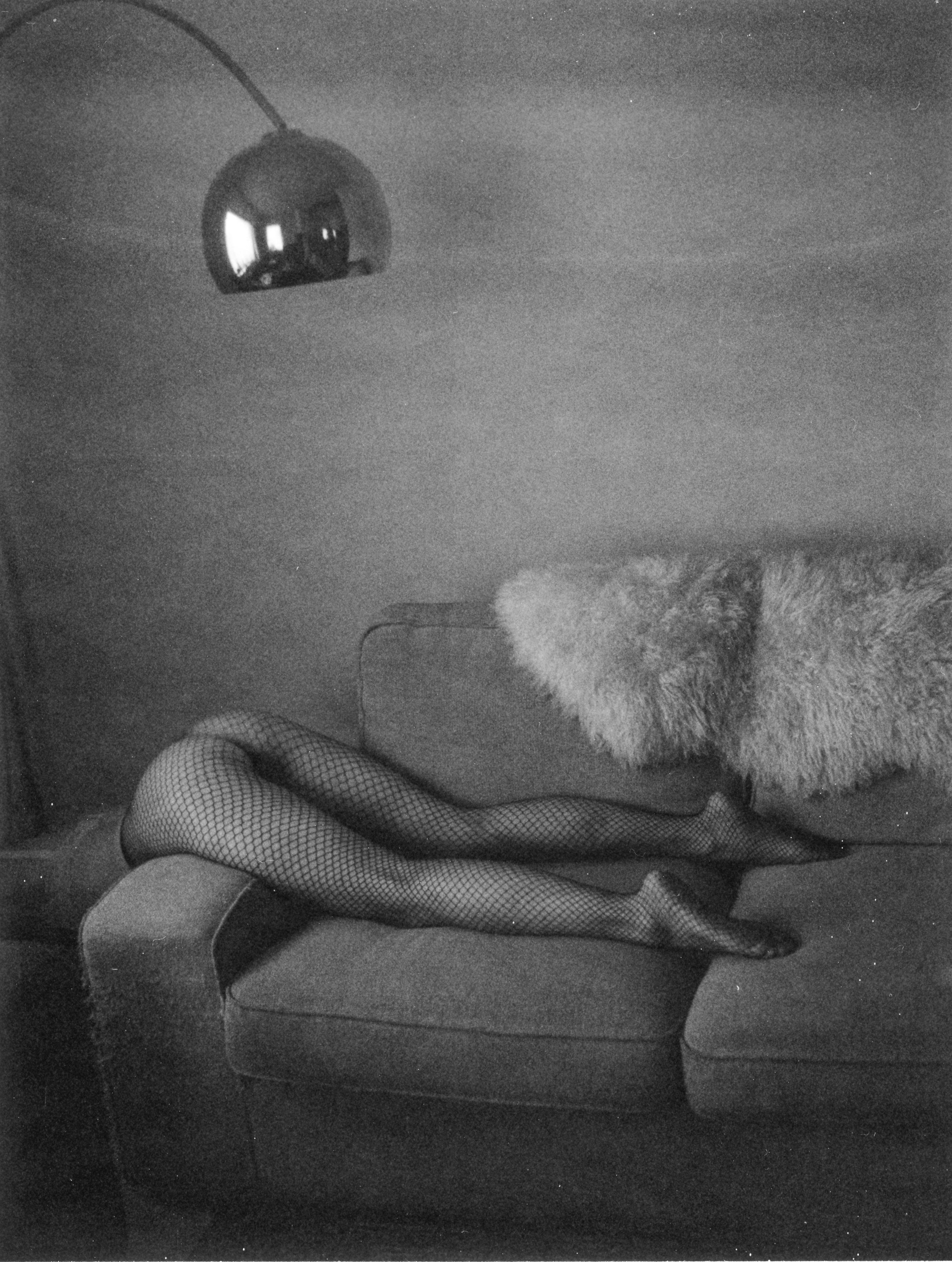 Kirsten Thys van den Audenaerde Black and White Photograph – Styrofoam – Zeitgenössisch, Akt, Frauen, Polaroid, 21. Jahrhundert