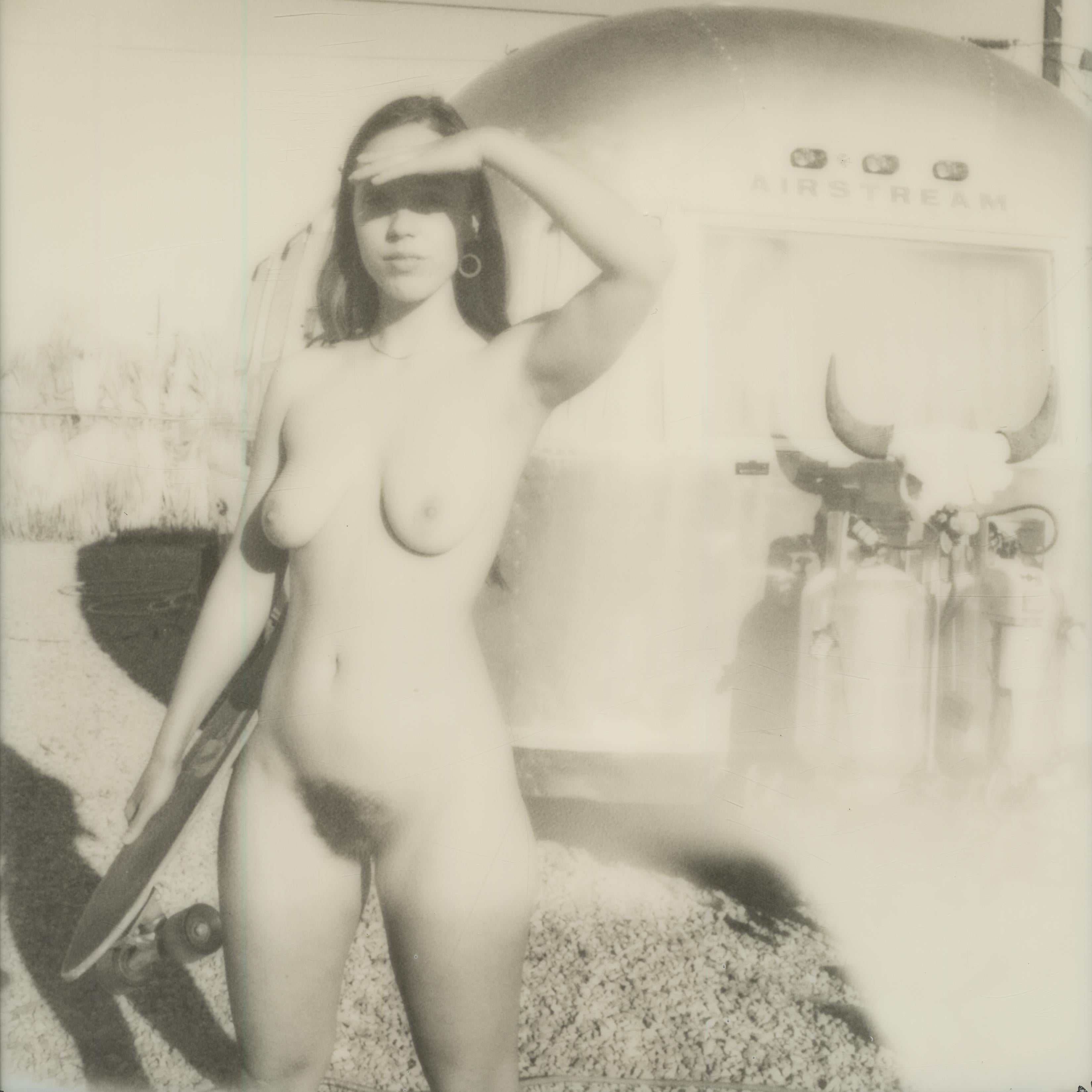 Kirsten Thys van den Audenaerde Black and White Photograph – Sonnenuntergang (Bombay Beach) – Polaroid, Frauen