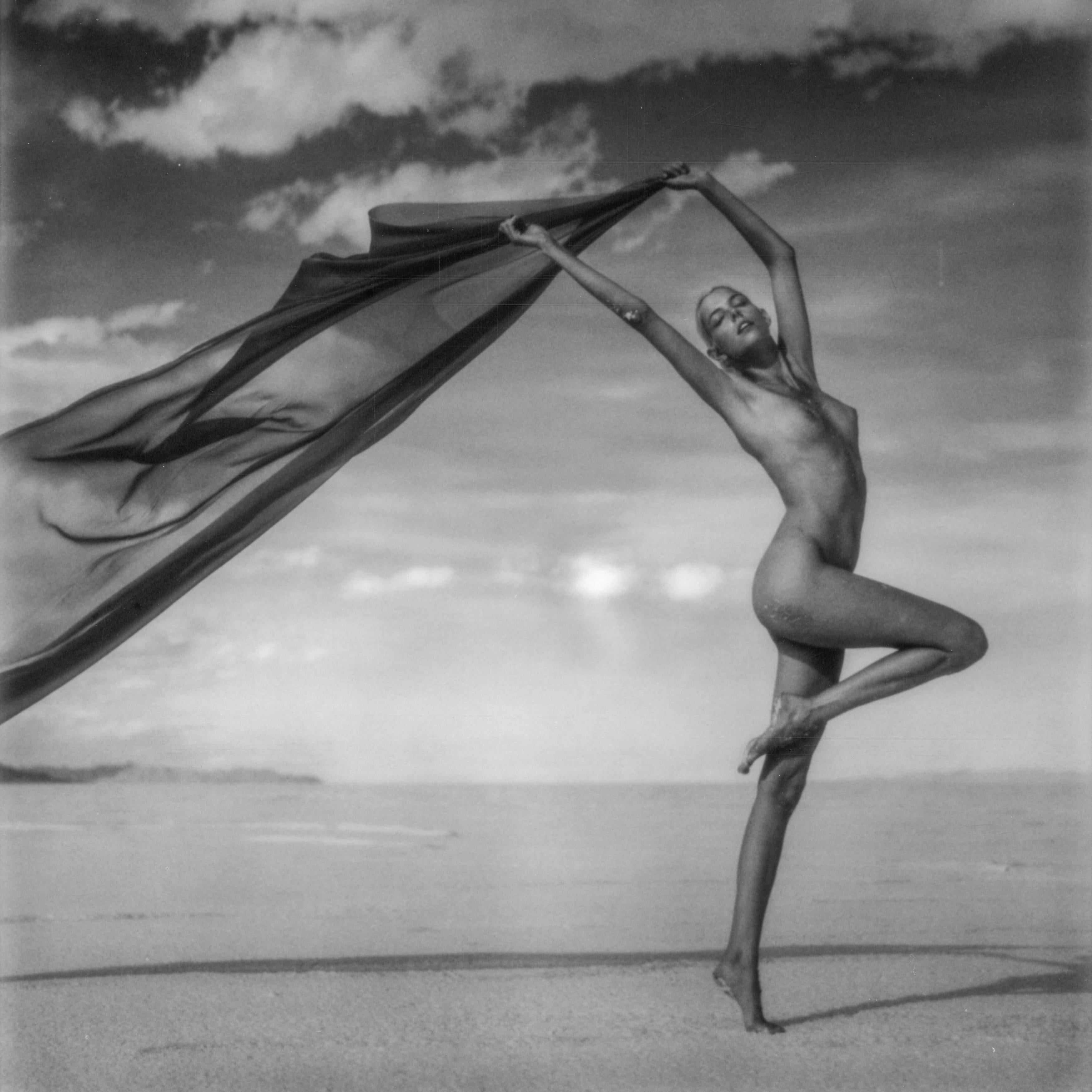 Kirsten Thys van den Audenaerde Black and White Photograph – Synchronizität - Polaroid, Schwarz-Weiß, Frauen, 21. Jahrhundert, Nackt