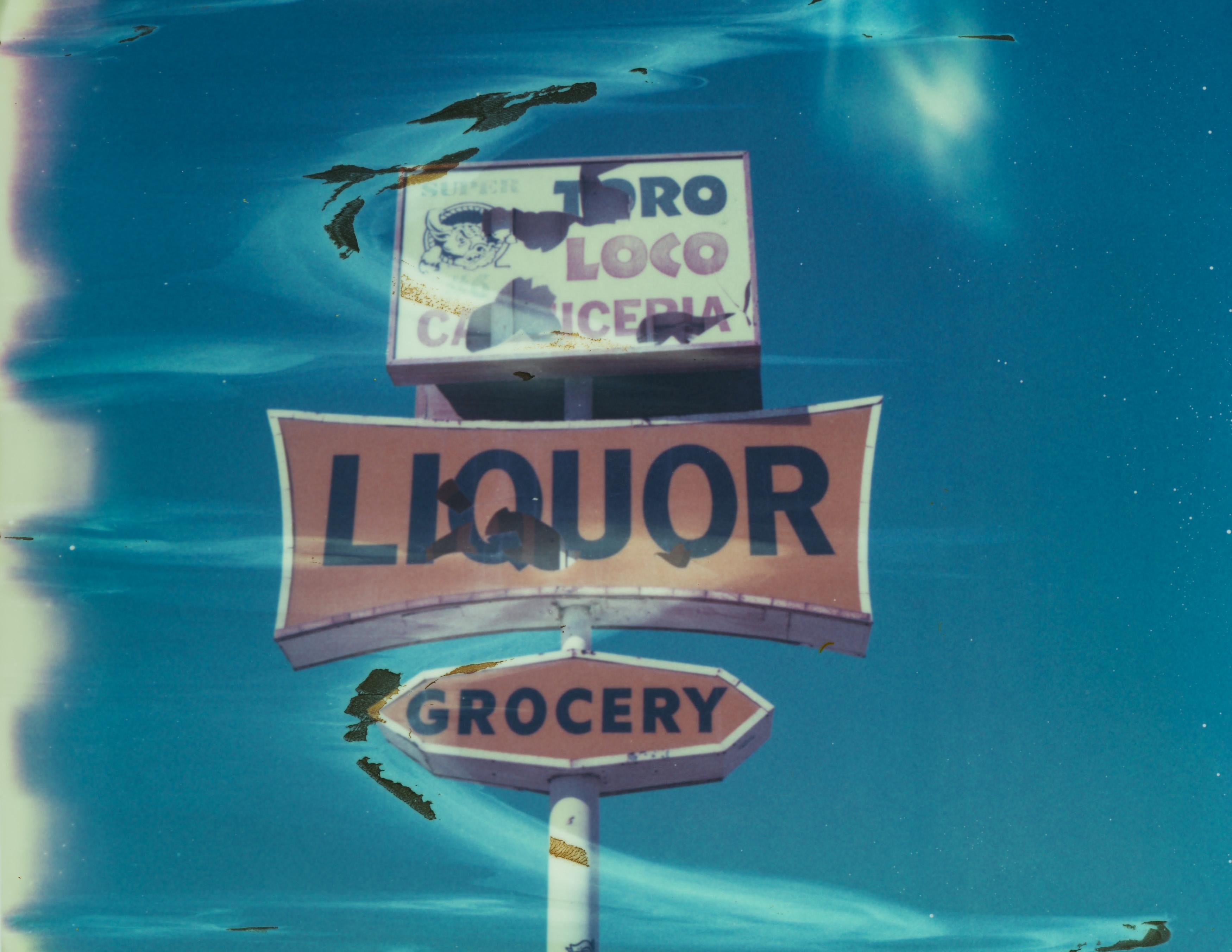 Take me to the Liquor Store - Zeitgenössisch, Polaroid, Bombay Beach, Landschaft