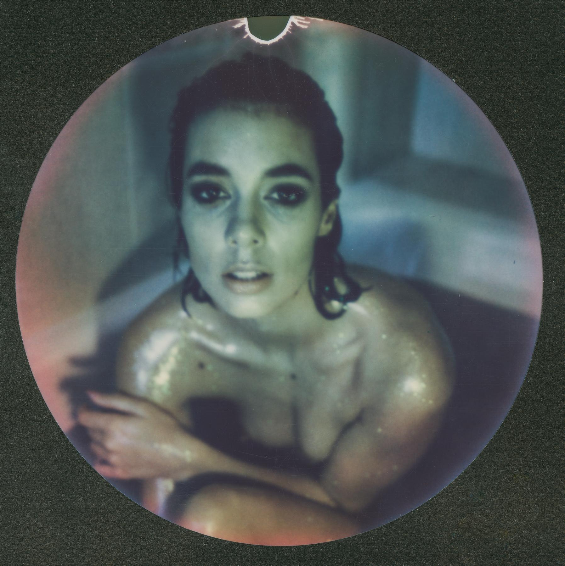 Kirsten Thys van den Audenaerde Color Photograph – Tell me Lies - Contemporary, Porträt, Frauen, Polaroid, 21. Jahrhundert, Farbe