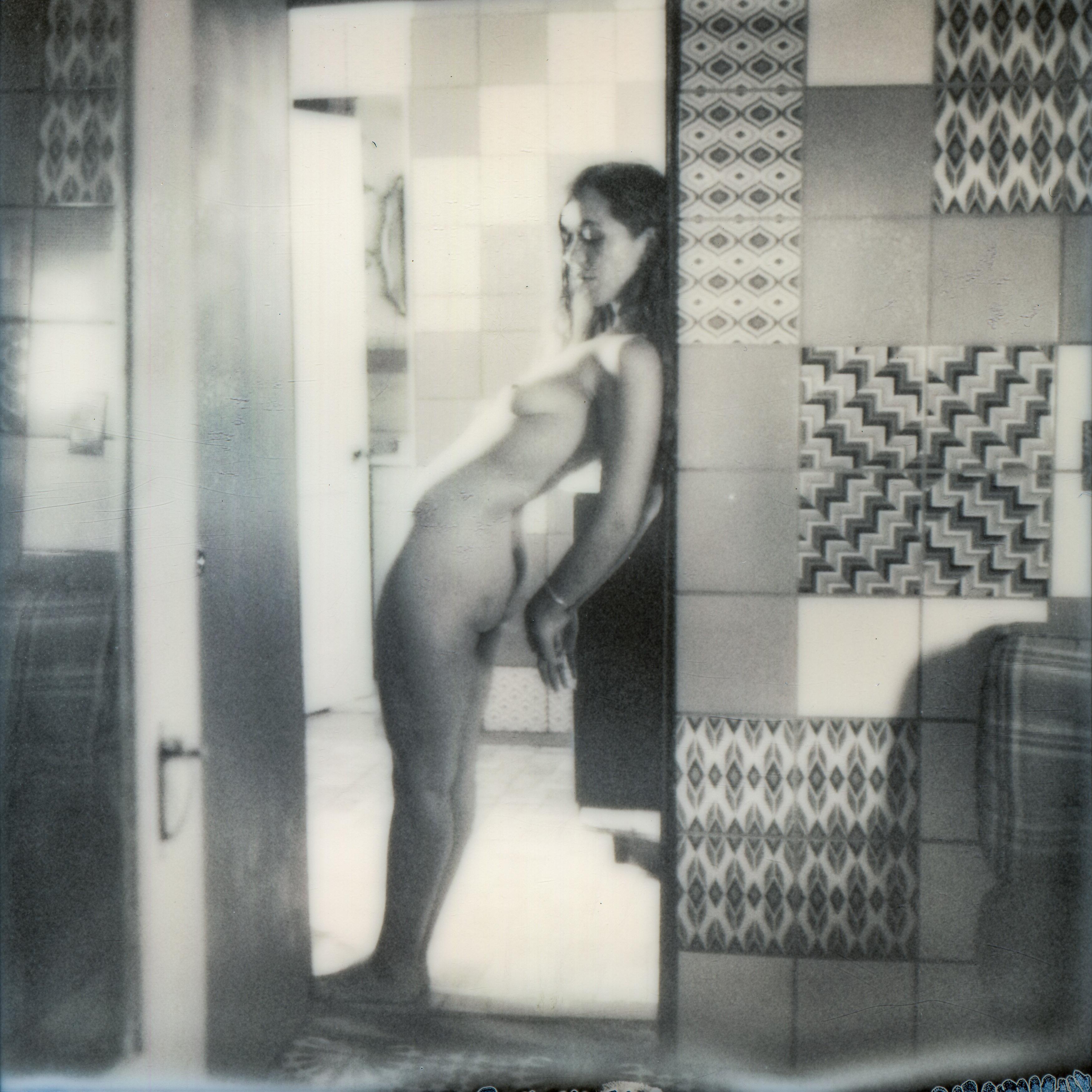 Nude Photograph di Kirsten Thys van den Audenaerde - La fredda luce del mattino - Contemporaneo, Nudo, Donne, Polaroid