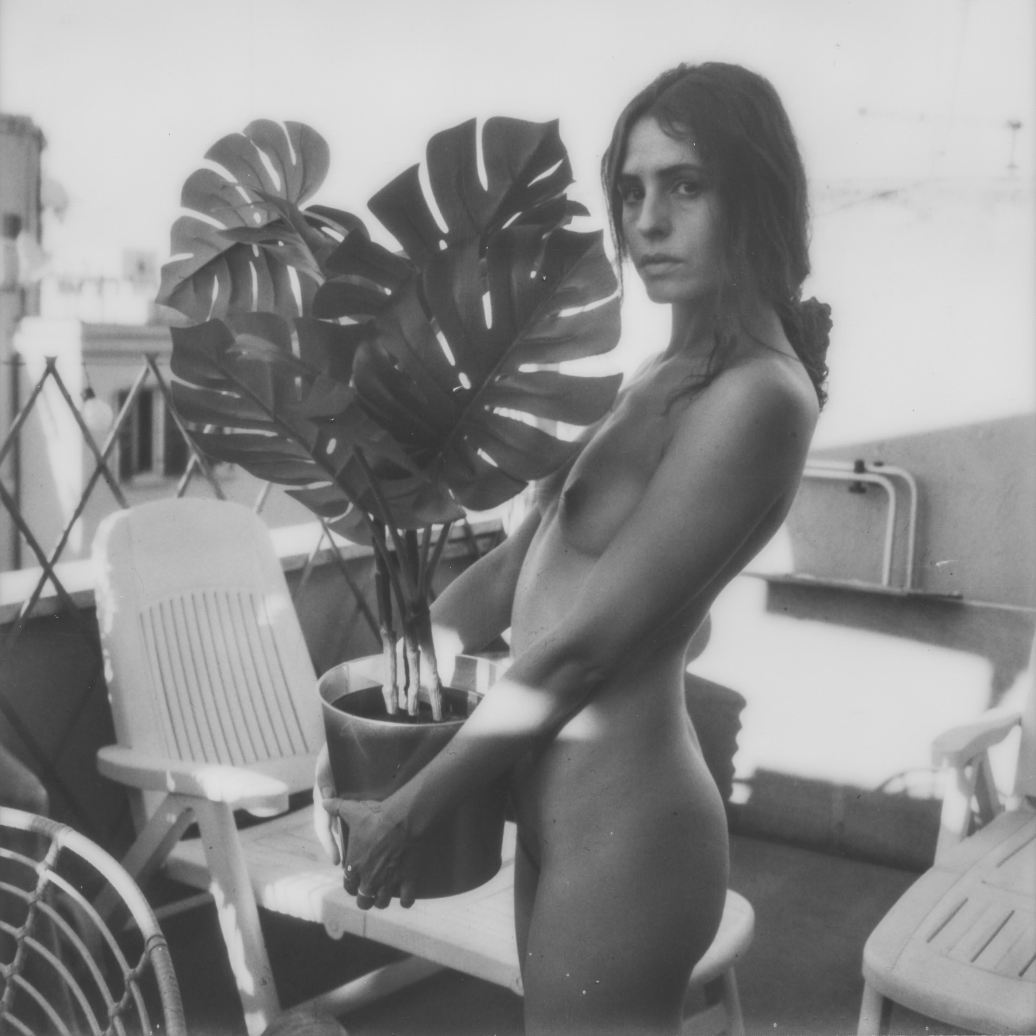 Black and White Photograph di Kirsten Thys van den Audenaerde - La monstera che è in me - Contemporaneo, Donne, Polaroid, 21° secolo, Colore