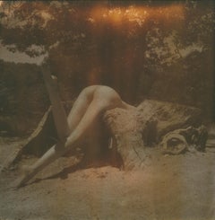 The Upside Down - Zeitgenössisch, Nackt, Frauen, Polaroid, 21. Jahrhundert, Farbe