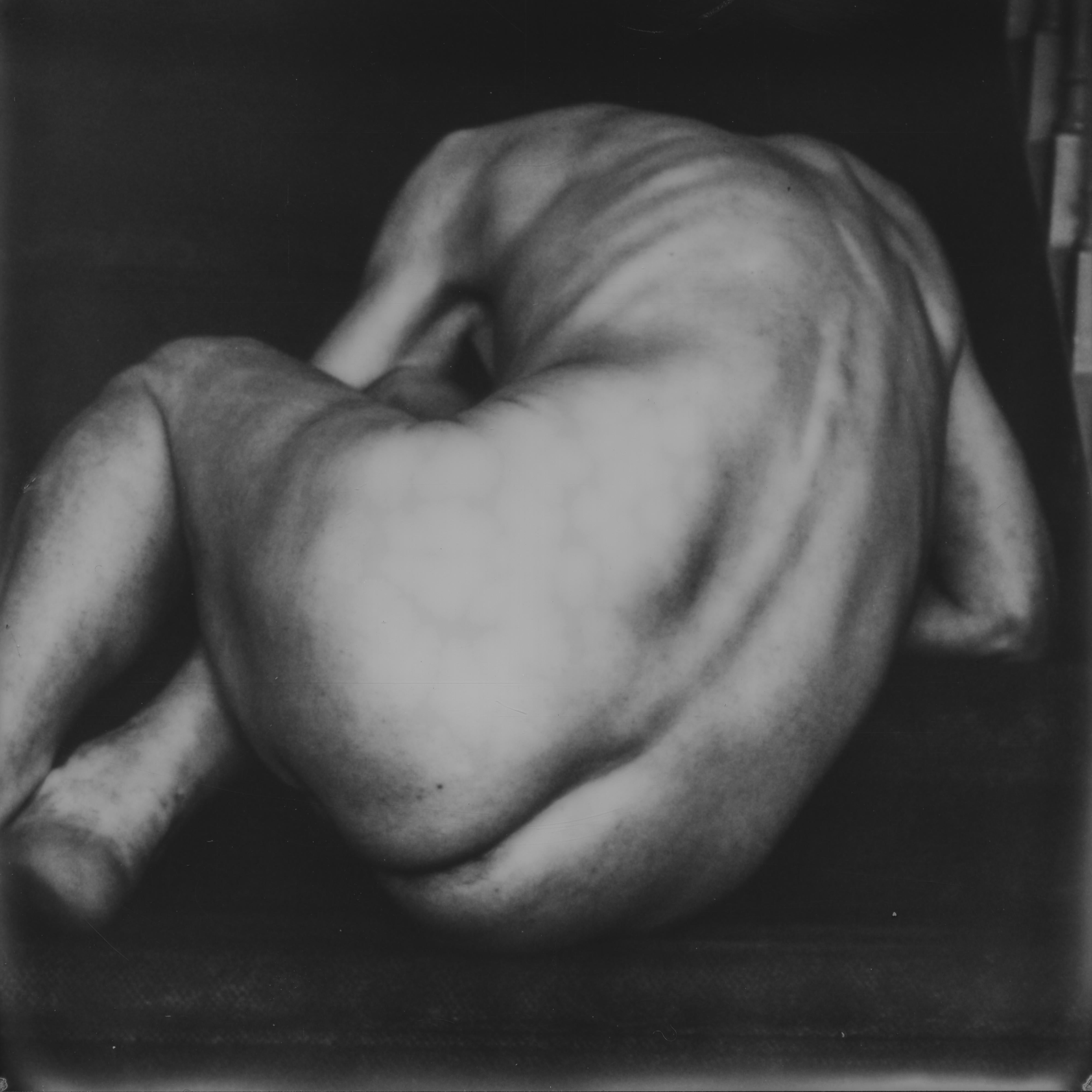 Kirsten Thys van den Audenaerde Black and White Photograph – Heute - Zeitgenössisch, Nackt, Männer, Polaroid, 21. Jahrhundert