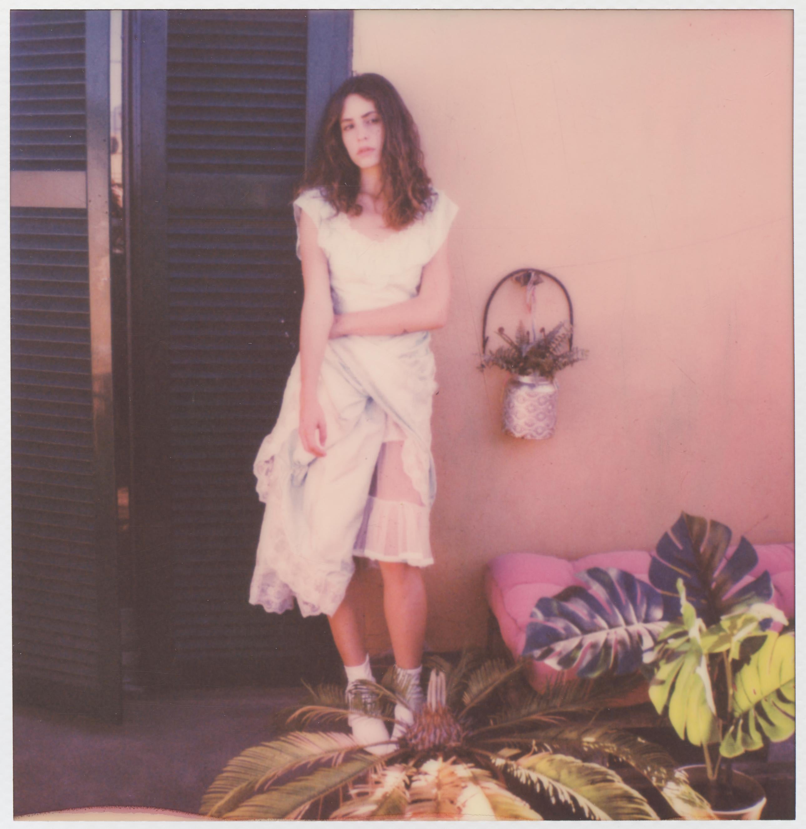 Color Photograph di Kirsten Thys van den Audenaerde - Tranquillità - Contemporaneo, Donne, Polaroid, 21° secolo, Colore