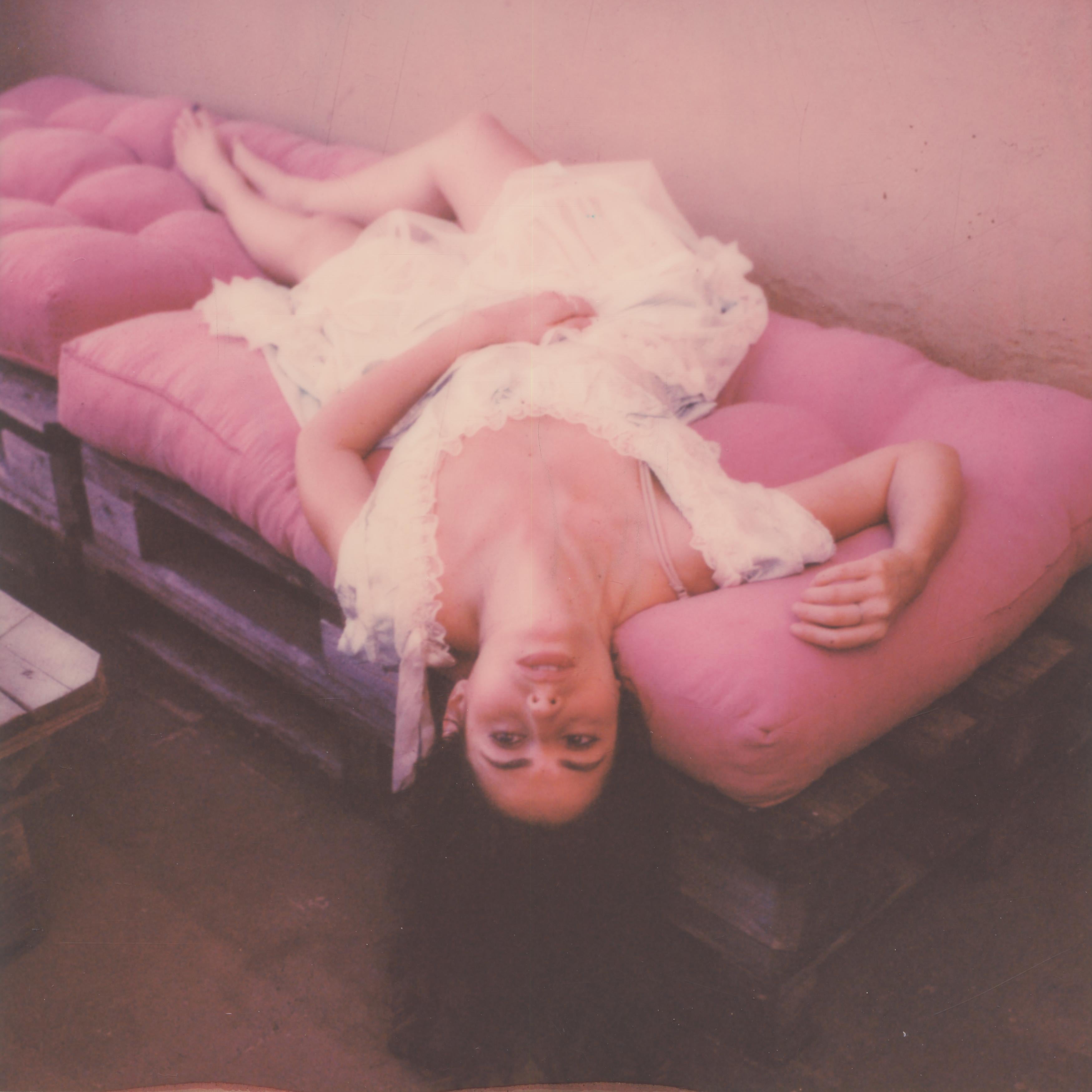 Color Photograph di Kirsten Thys van den Audenaerde - A testa in giù (boy you turn me) - Contemporaneo, Donne, Polaroid, 21° Secolo