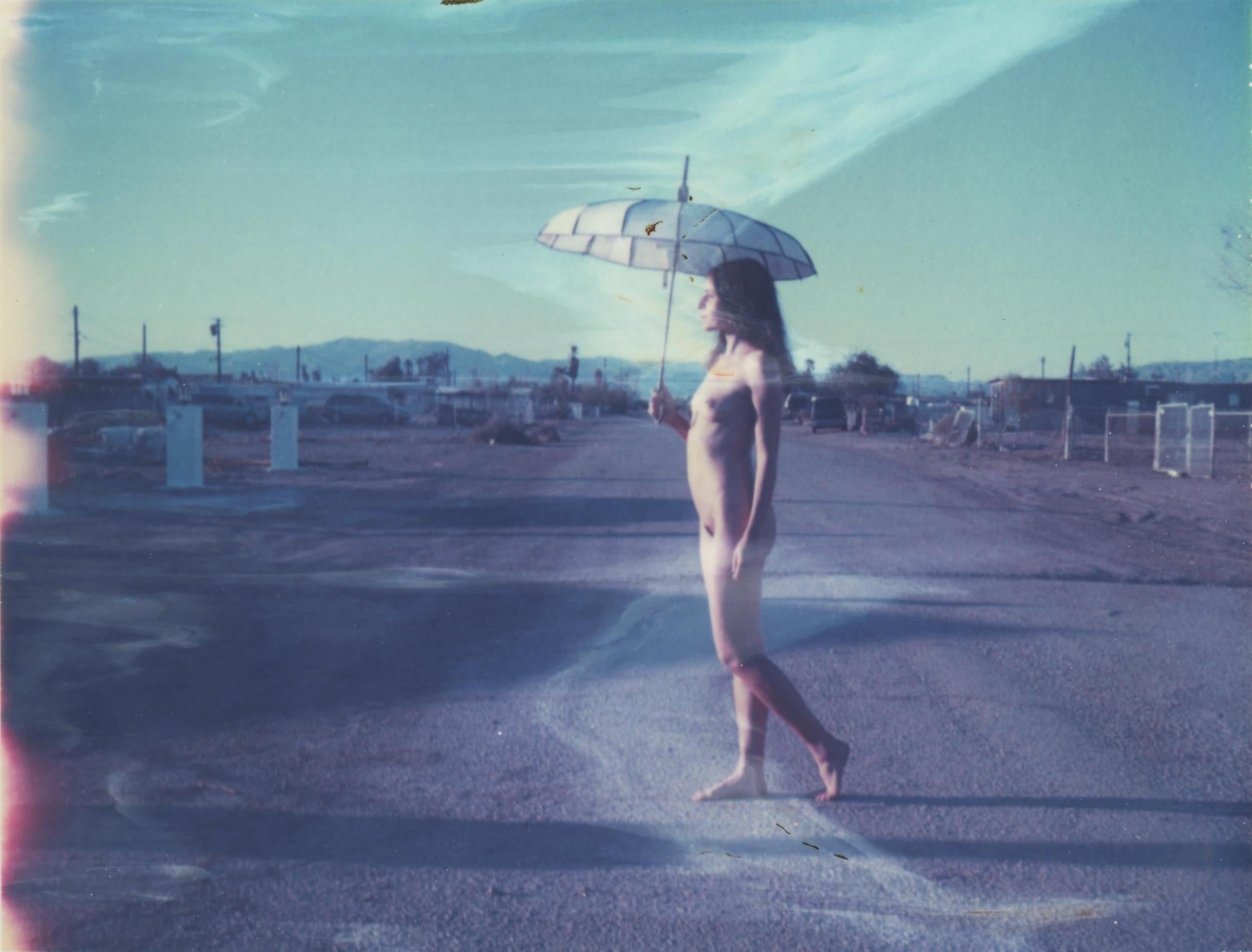 Kirsten Thys van den Audenaerde Nude Photograph – Walking on Sunshine - Contemporary, Polaroid, Akt, Farbe