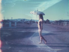 Walking on Sunshine – Zeitgenössisch, Polaroid, Nackt, Farbe