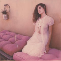 Wandblume - Contemporary, Frauen, Polaroid, 21. Jahrhundert, Farbe, 21.
