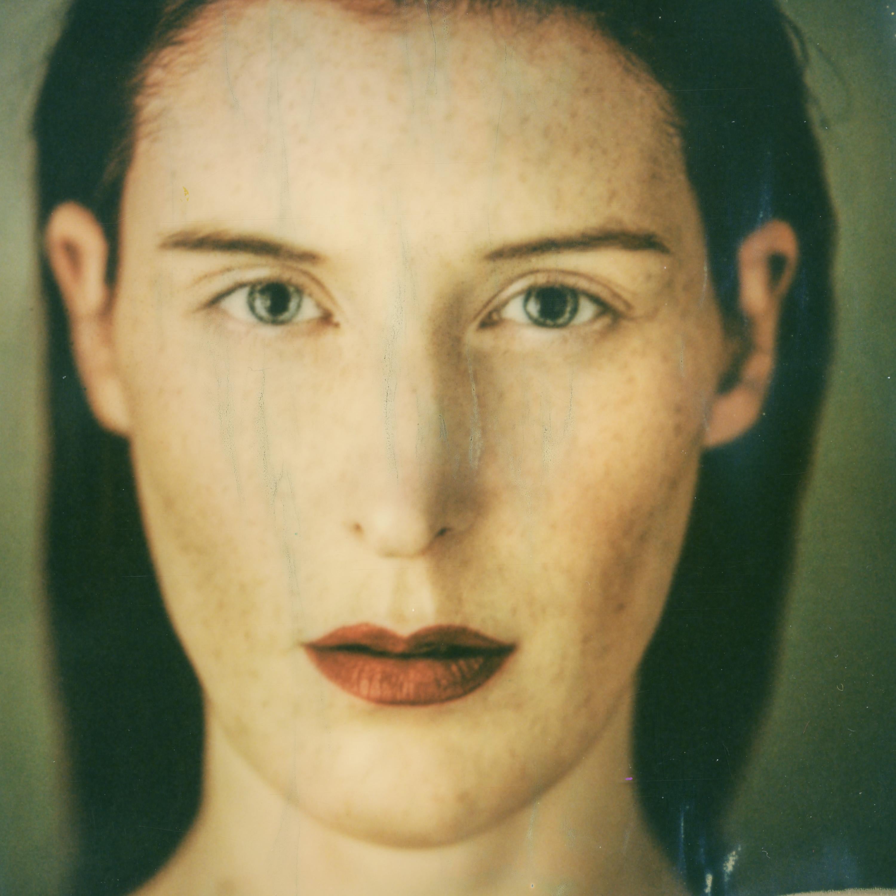 Kirsten Thys van den Audenaerde Color Photograph – Was ich glaube, dass sie sieht - Contemporary, Porträt, Frauen, Polaroid