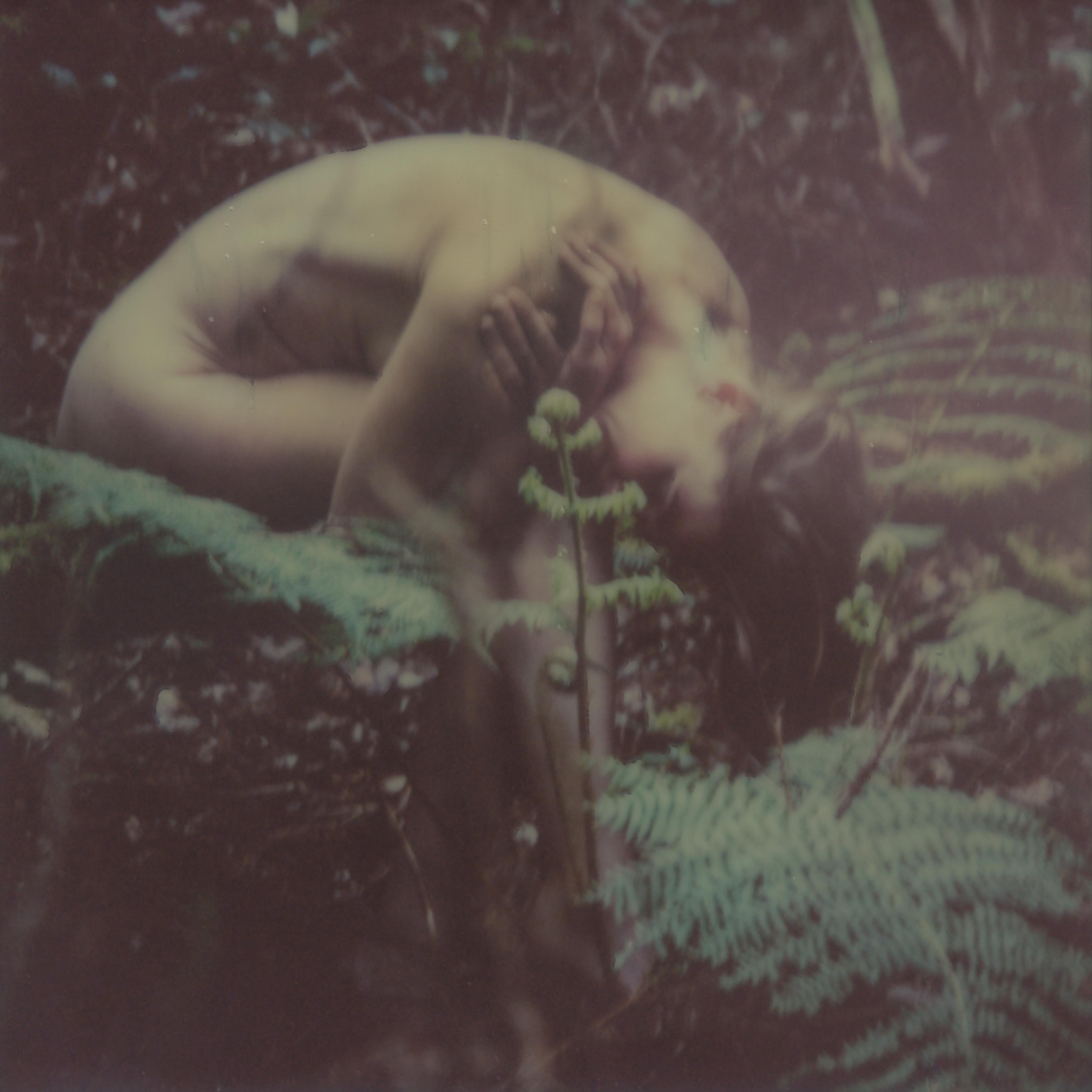 Kirsten Thys van den Audenaerde Color Photograph – Willow – Zeitgenössisch, Nackt, Frauen, Polaroid, 21. Jahrhundert
