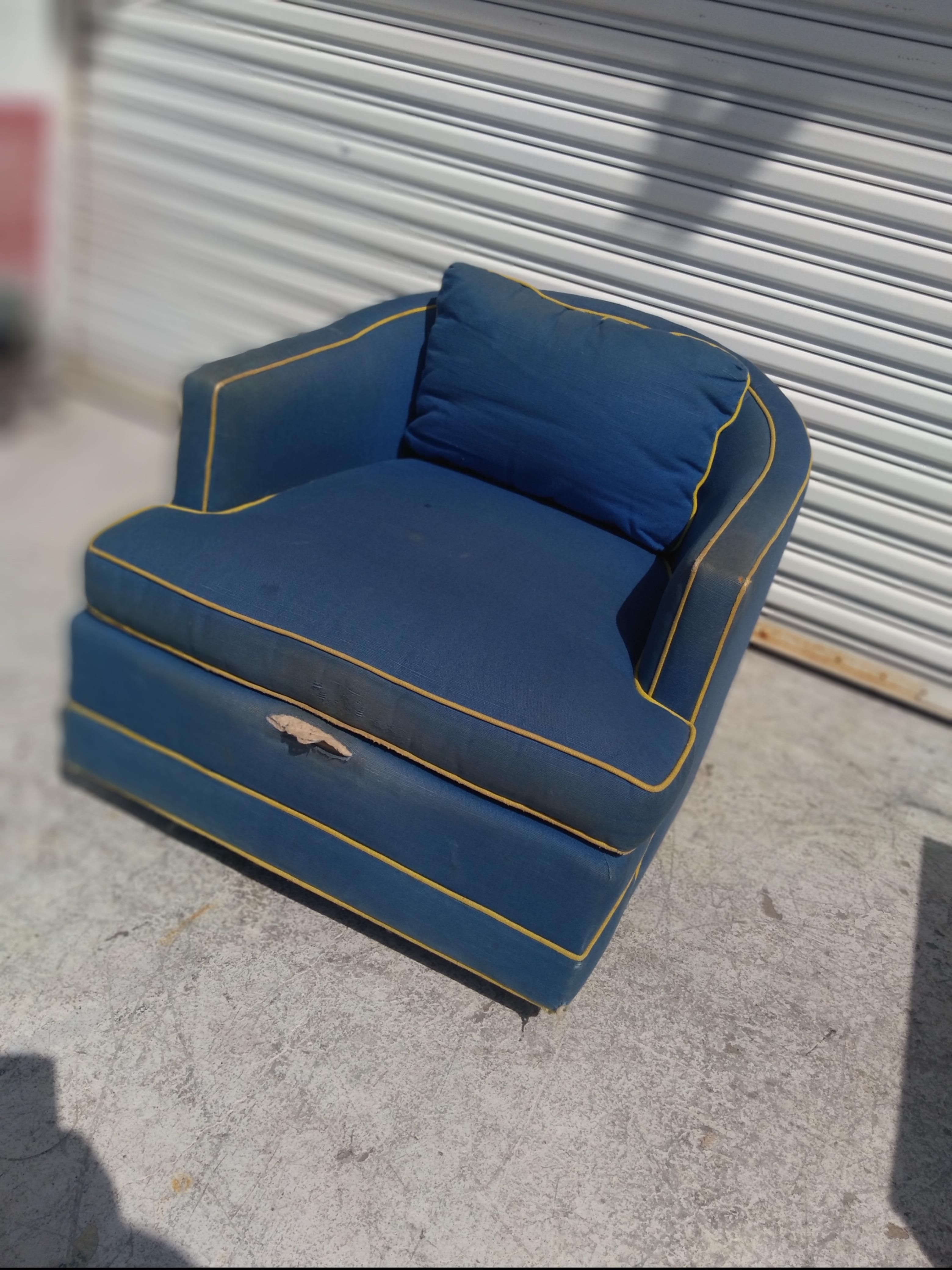 Kisabeth Custom Furniture Dreh-Loungesessel mit Fassrückenlehne (Polster) im Angebot