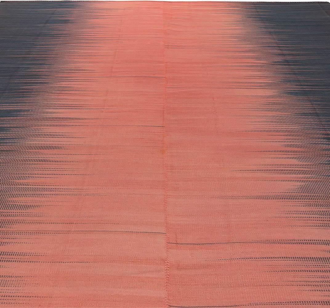 Lana Kisara, Rug & Kilim moderno turco in nero e rosa polveroso di Doris Leslie Blau in vendita
