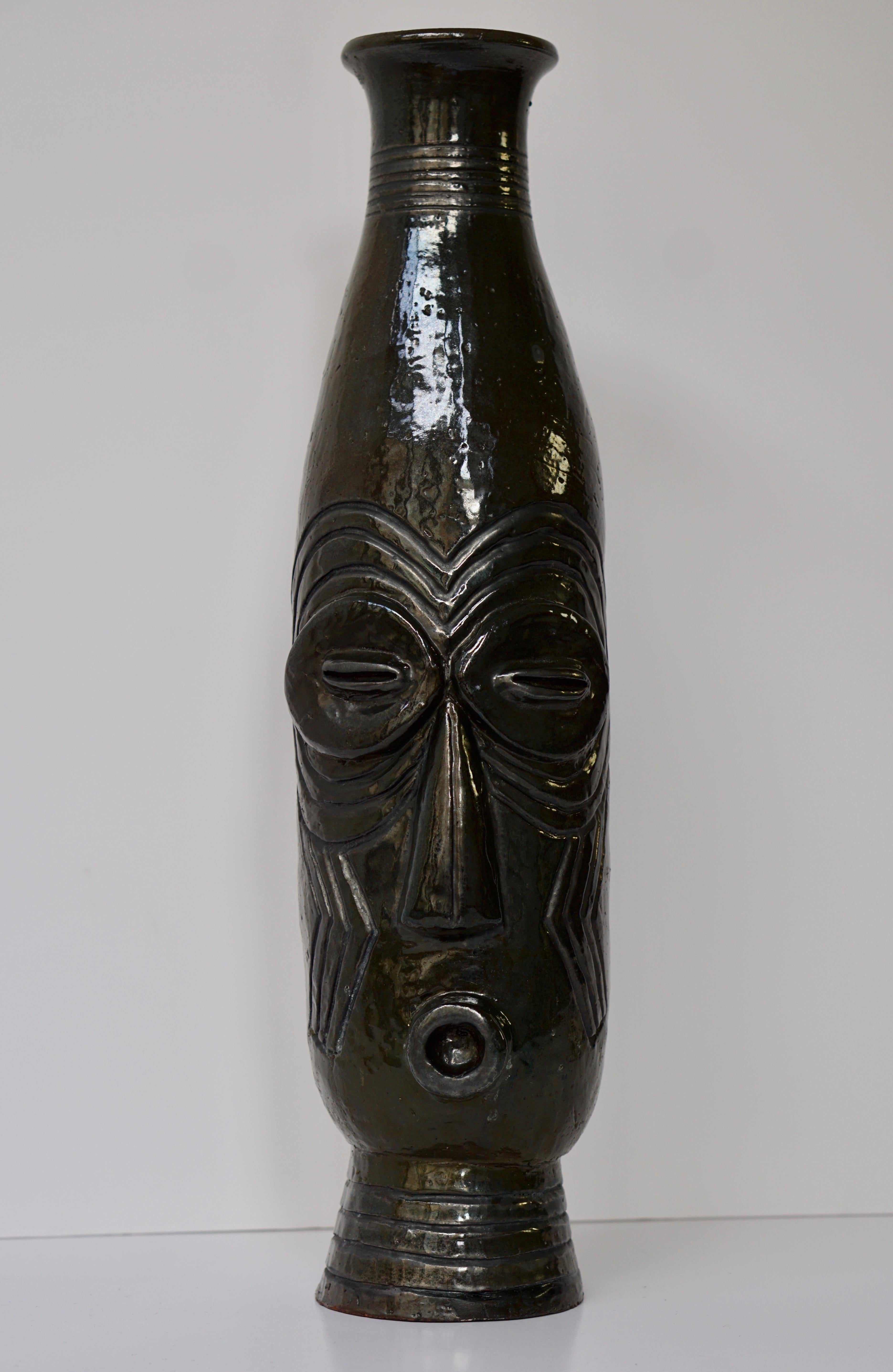 Beautiful African tribal vase with a face; the piece is very well done. Very cool unique piece.
Measures: Height 52 cm.
Diameter 14 cm.
Weight 3 kg.
